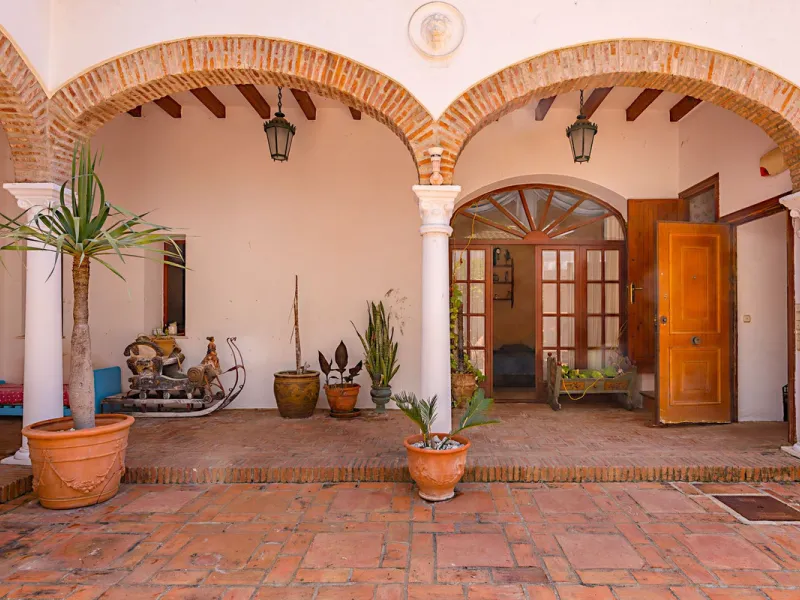 An outstanding opportunity presents itself in the heart of the Costa del Sol: the Roman Oasis, a distinctive finca set just 3 kilometres from the sandy shores of San Luis de Sabinillas and Manilva. This exceptional estate combines authentic Andalusian atm