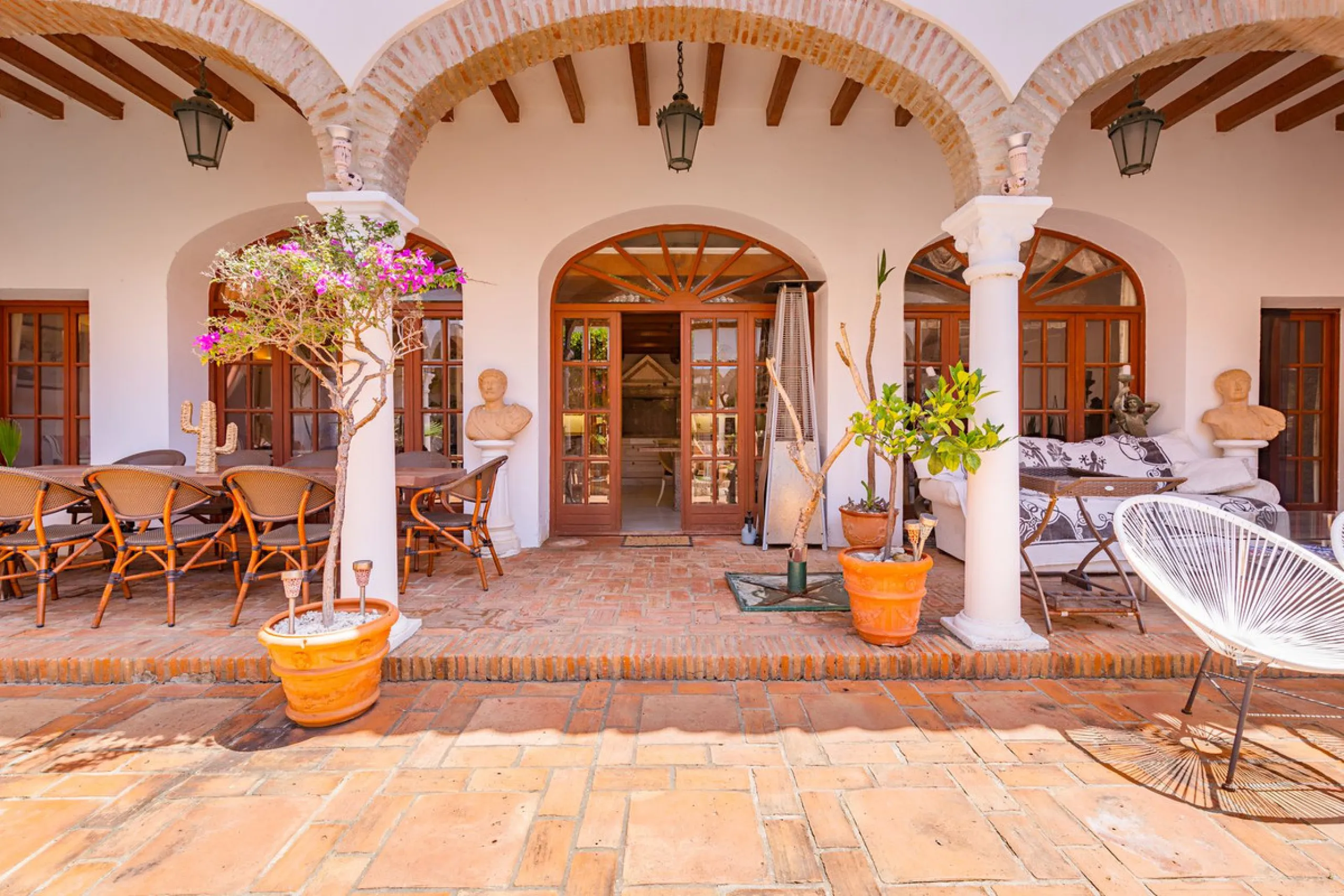 An outstanding opportunity presents itself in the heart of the Costa del Sol: the Roman Oasis, a distinctive finca set just 3 kilometres from the sandy shores of San Luis de Sabinillas and Manilva. This exceptional estate combines authentic Andalusian atm