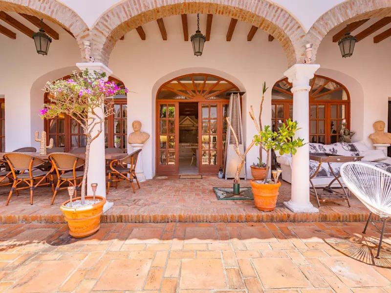 An outstanding opportunity presents itself in the heart of the Costa del Sol: the Roman Oasis, a distinctive finca set just 3 kilometres from the sandy shores of San Luis de Sabinillas and Manilva. This exceptional estate combines authentic Andalusian atm