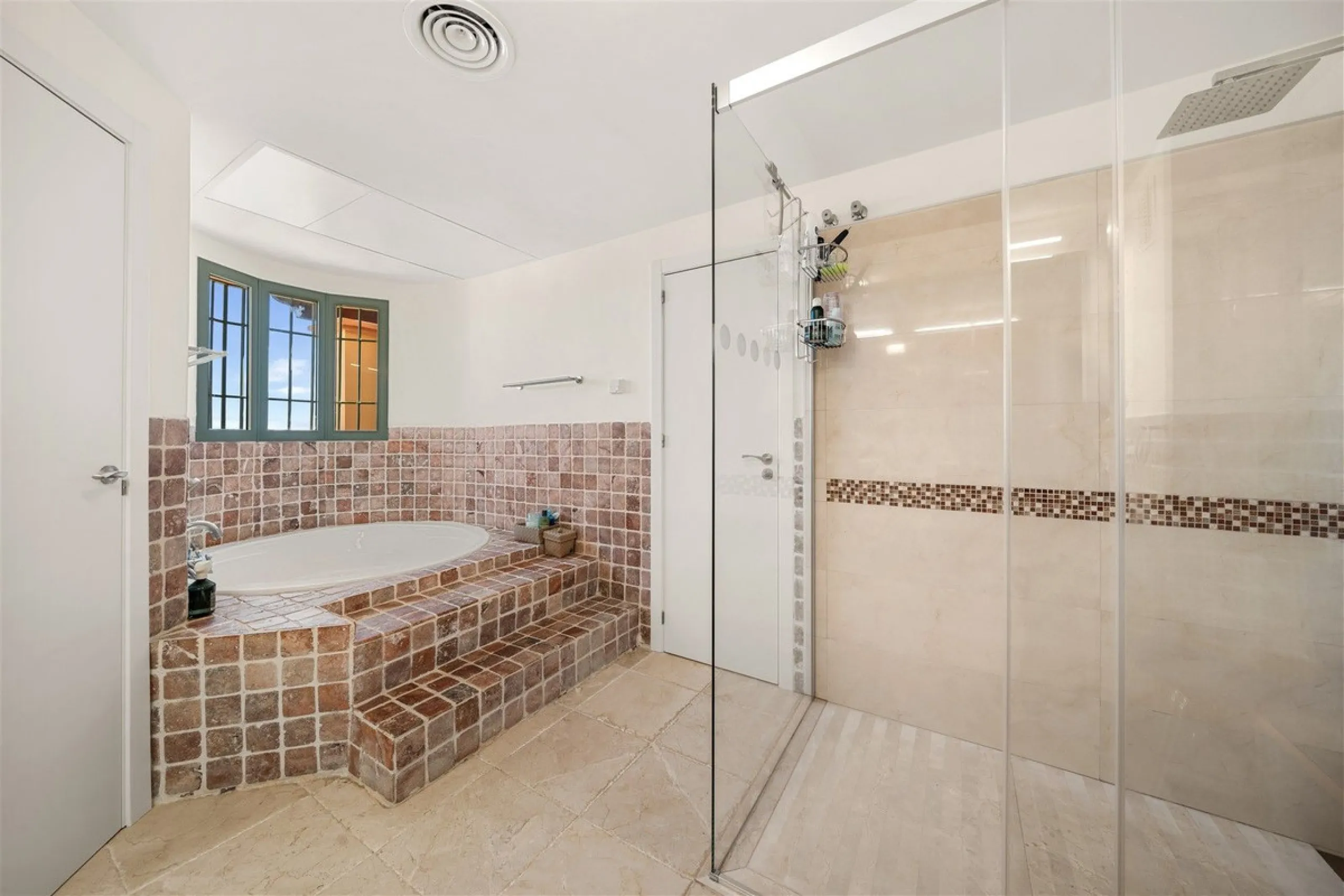 Exceptional panoramic duplex penthouse is located in the prestigious Los Flamingos Golf Resort and offers four bedrooms and two and a half bathrooms, beautifully presented in a refined modern rustic style.