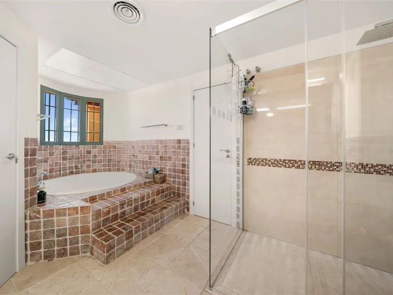 Exceptional panoramic duplex penthouse is located in the prestigious Los Flamingos Golf Resort and offers four bedrooms and two and a half bathrooms, beautifully presented in a refined modern rustic style.