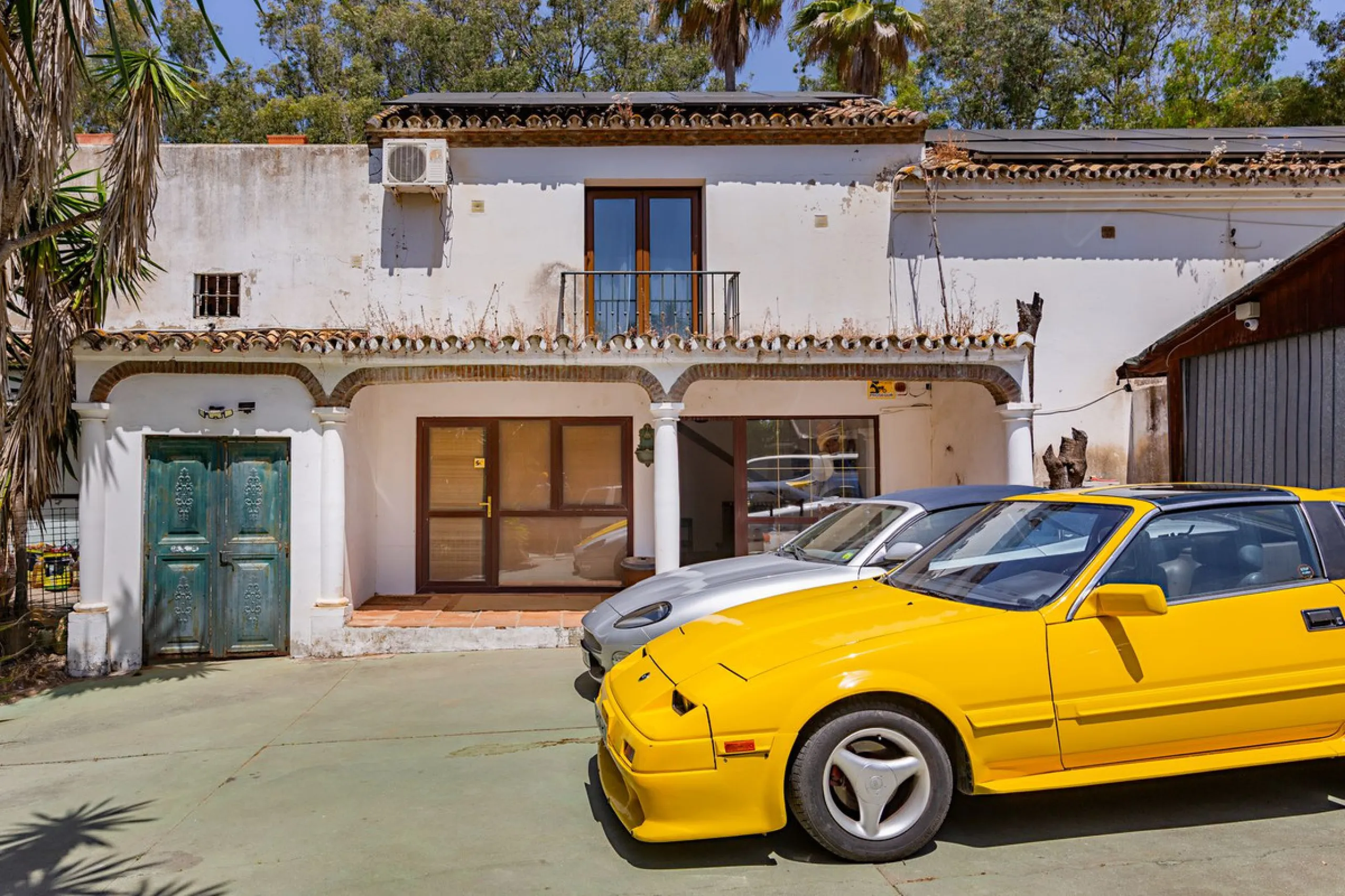 An outstanding opportunity presents itself in the heart of the Costa del Sol: the Roman Oasis, a distinctive finca set just 3 kilometres from the sandy shores of San Luis de Sabinillas and Manilva. This exceptional estate combines authentic Andalusian atm