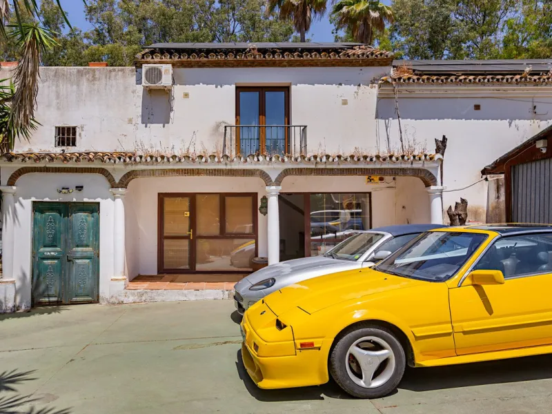 An outstanding opportunity presents itself in the heart of the Costa del Sol: the Roman Oasis, a distinctive finca set just 3 kilometres from the sandy shores of San Luis de Sabinillas and Manilva. This exceptional estate combines authentic Andalusian atm