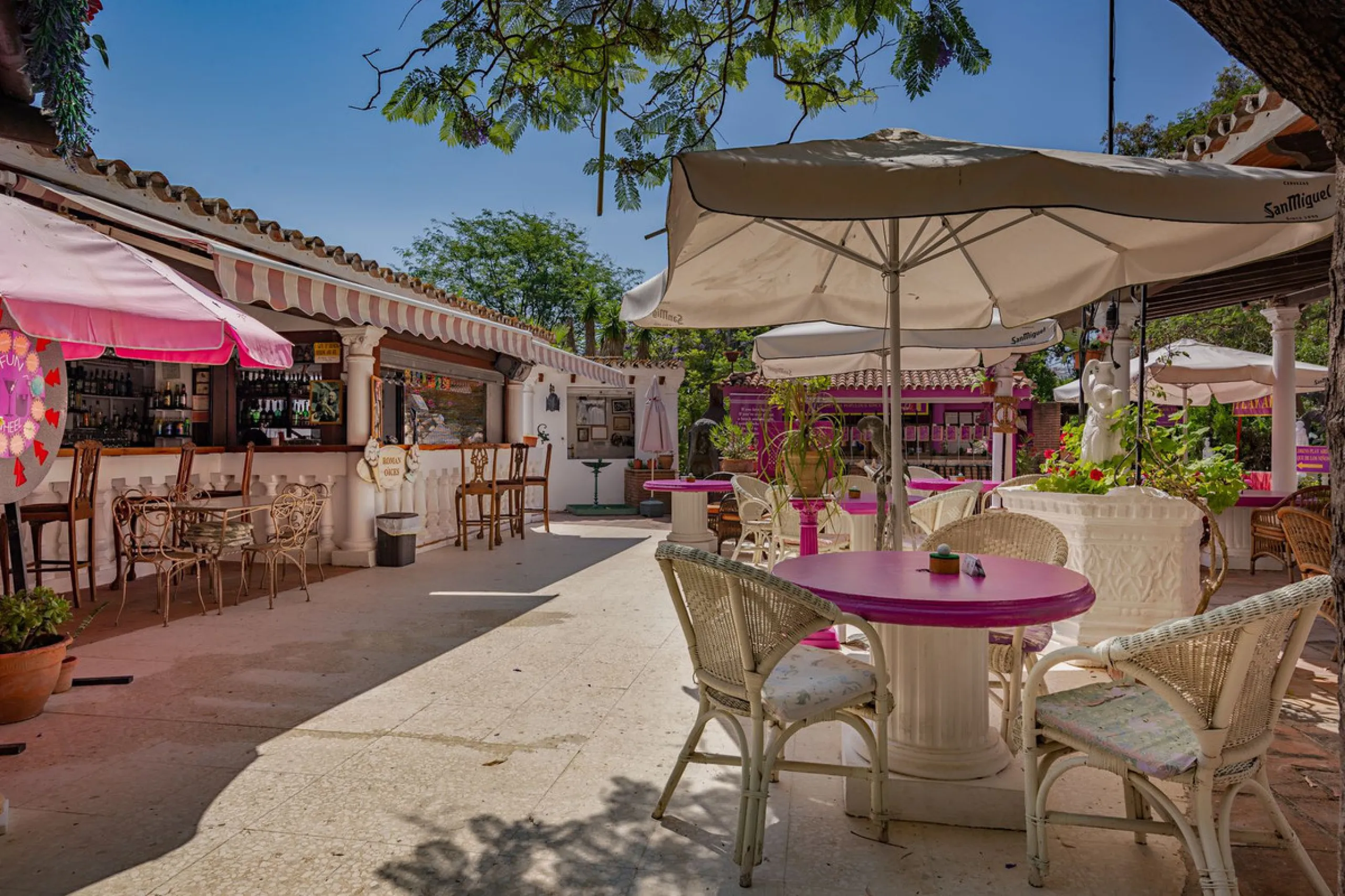 An outstanding opportunity presents itself in the heart of the Costa del Sol: the Roman Oasis, a distinctive finca set just 3 kilometres from the sandy shores of San Luis de Sabinillas and Manilva. This exceptional estate combines authentic Andalusian atm