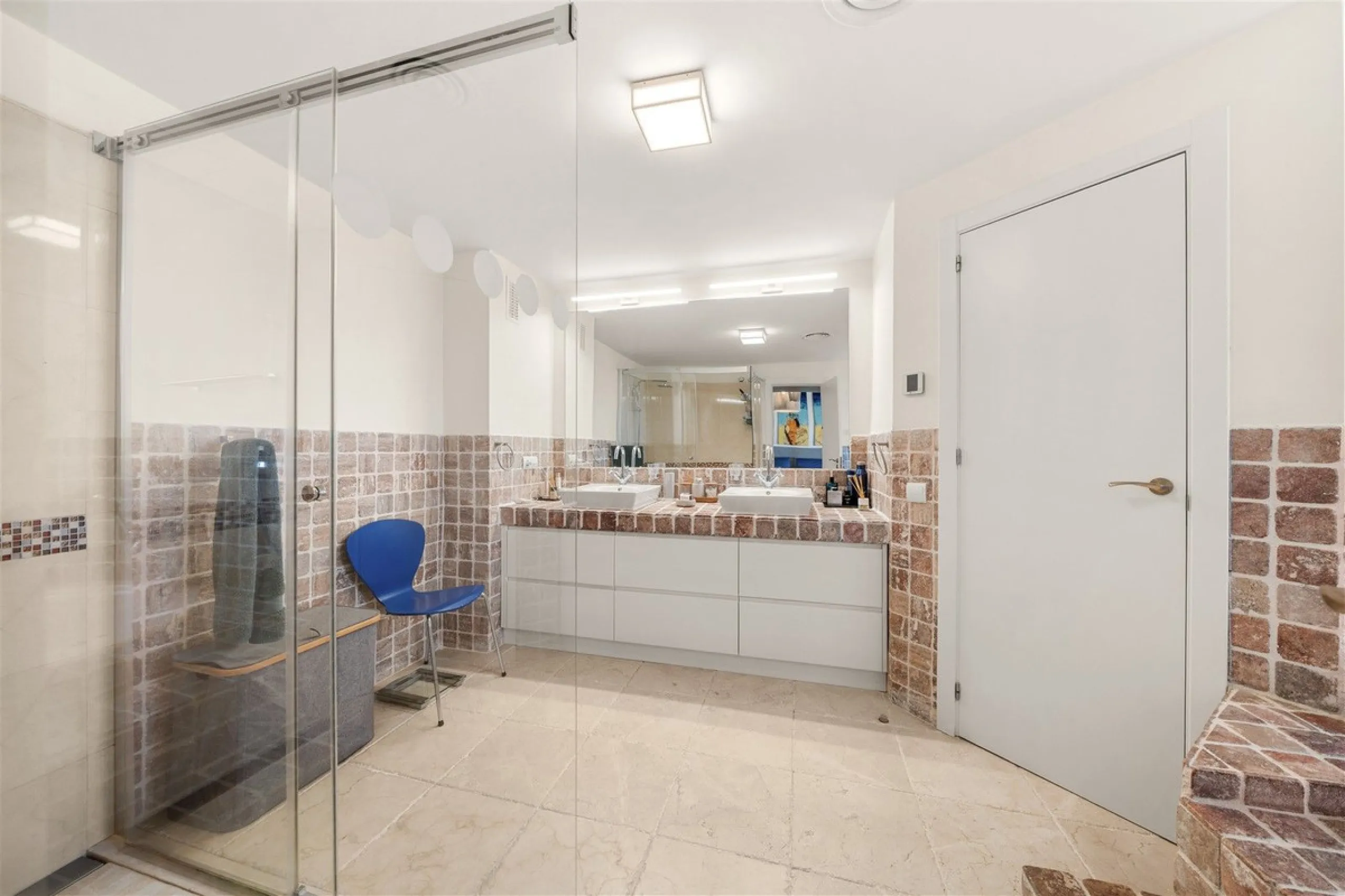 Exceptional panoramic duplex penthouse is located in the prestigious Los Flamingos Golf Resort and offers four bedrooms and two and a half bathrooms, beautifully presented in a refined modern rustic style.