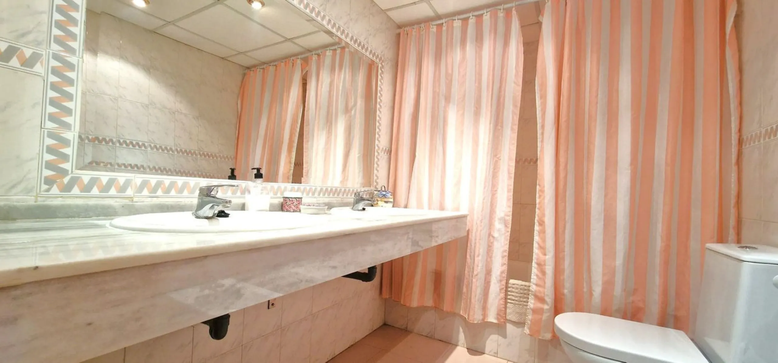 BEAUTIFUL BEACHFRONT APARTMENT WITH FANTASTIC TERRACE ON ONE OF MARBELLA'S BEST BEACHES!!