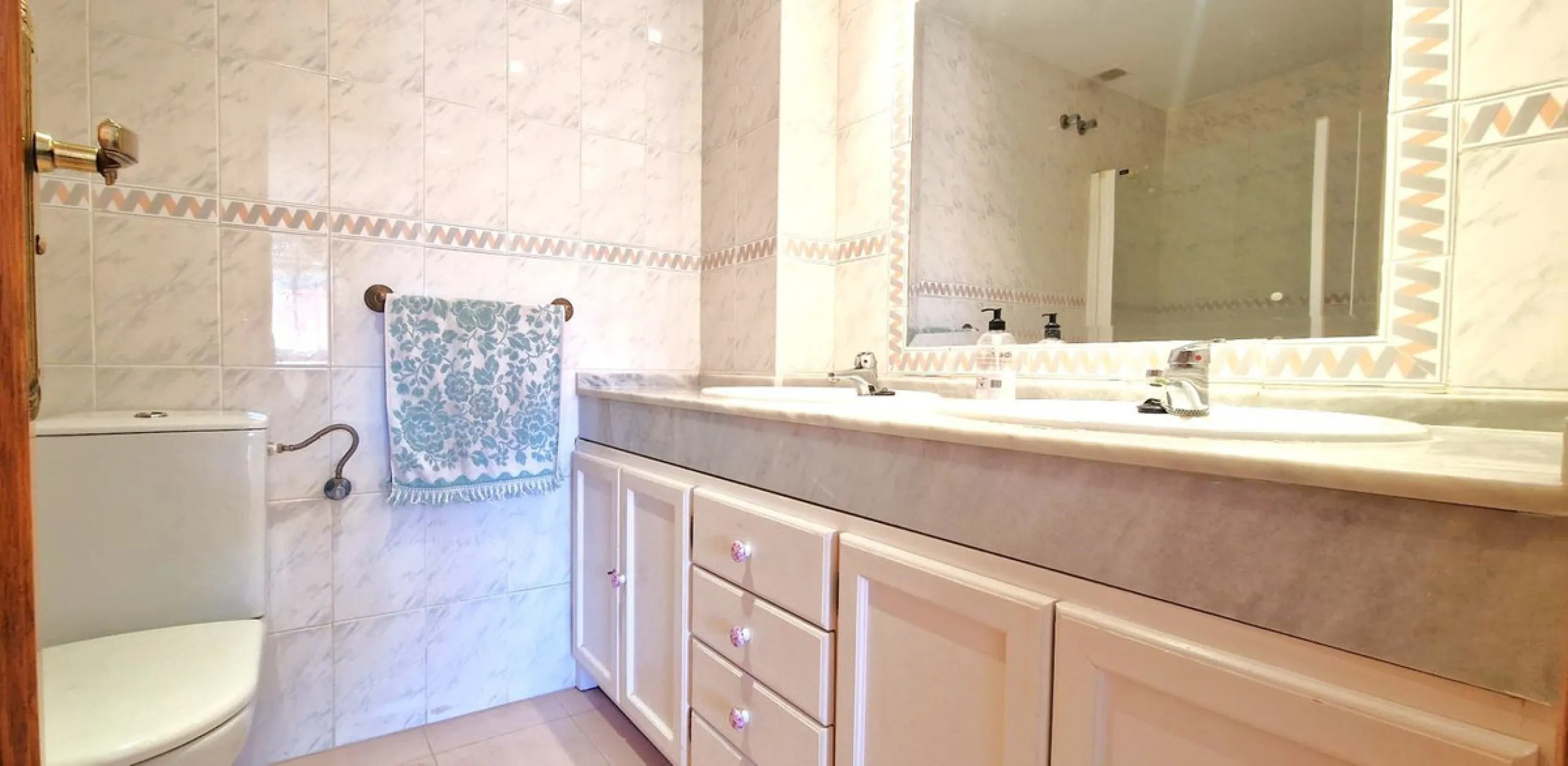 BEAUTIFUL BEACHFRONT APARTMENT WITH FANTASTIC TERRACE ON ONE OF MARBELLA'S BEST BEACHES!!