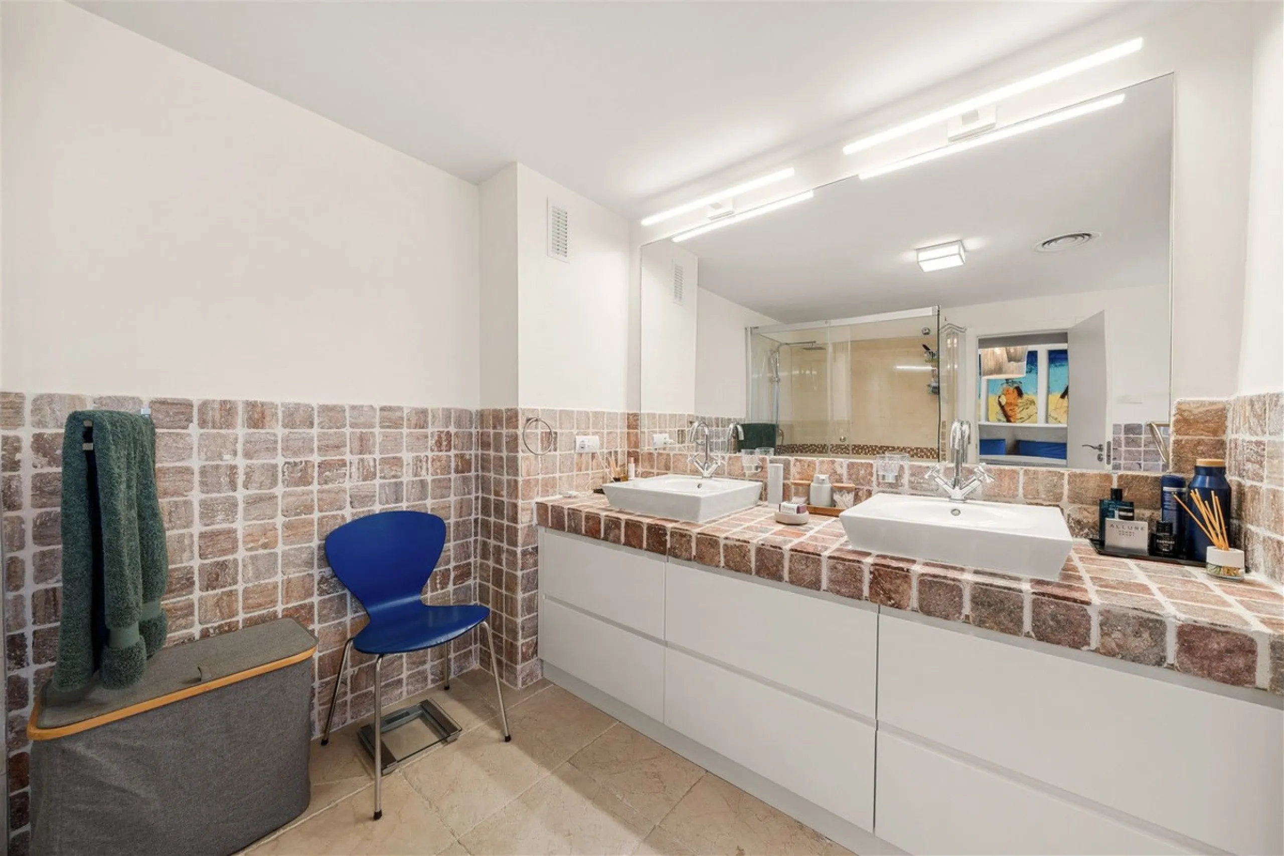 Exceptional panoramic duplex penthouse is located in the prestigious Los Flamingos Golf Resort and offers four bedrooms and two and a half bathrooms, beautifully presented in a refined modern rustic style.