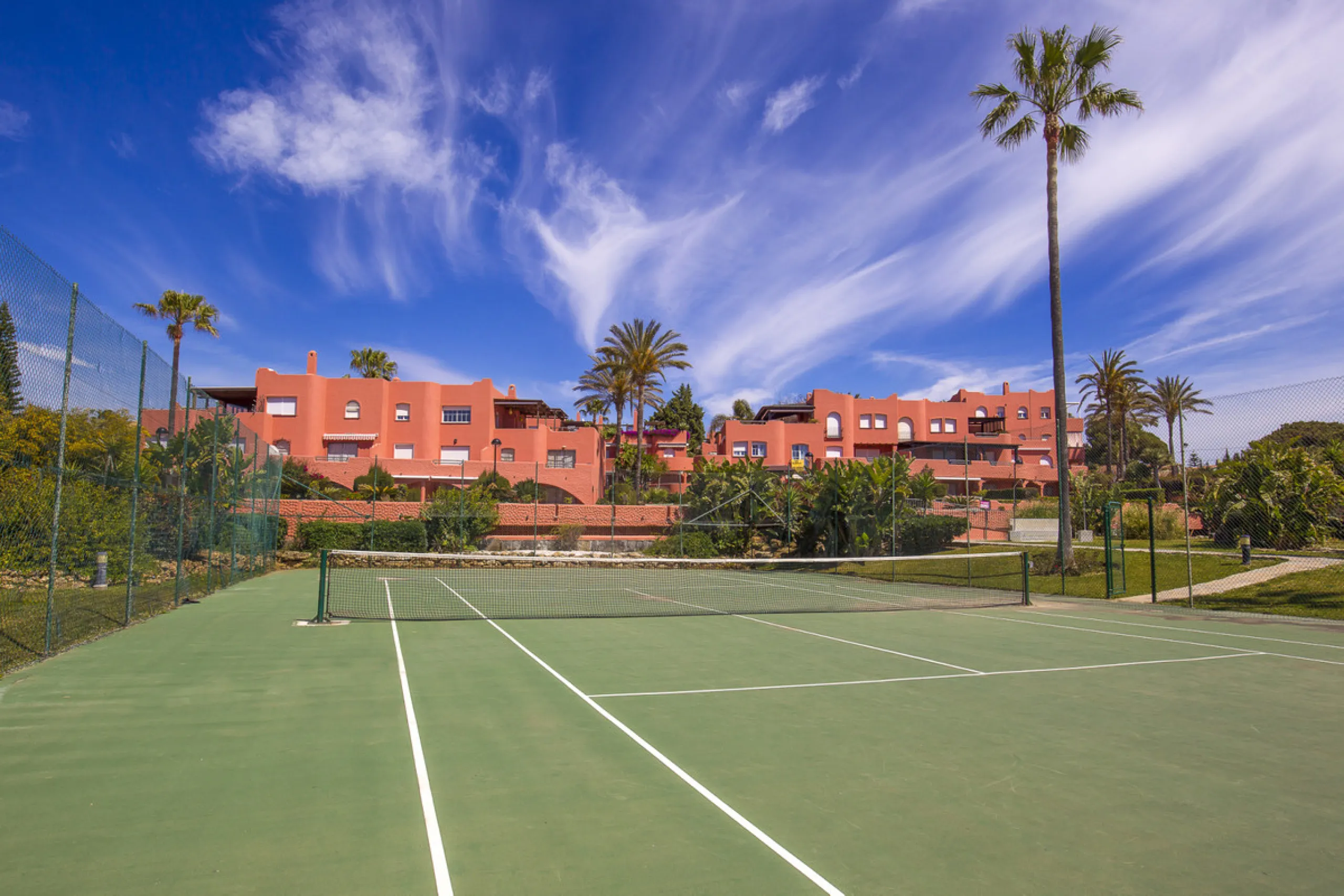 BEAUTIFUL BEACHFRONT APARTMENT WITH FANTASTIC TERRACE ON ONE OF MARBELLA'S BEST BEACHES!!