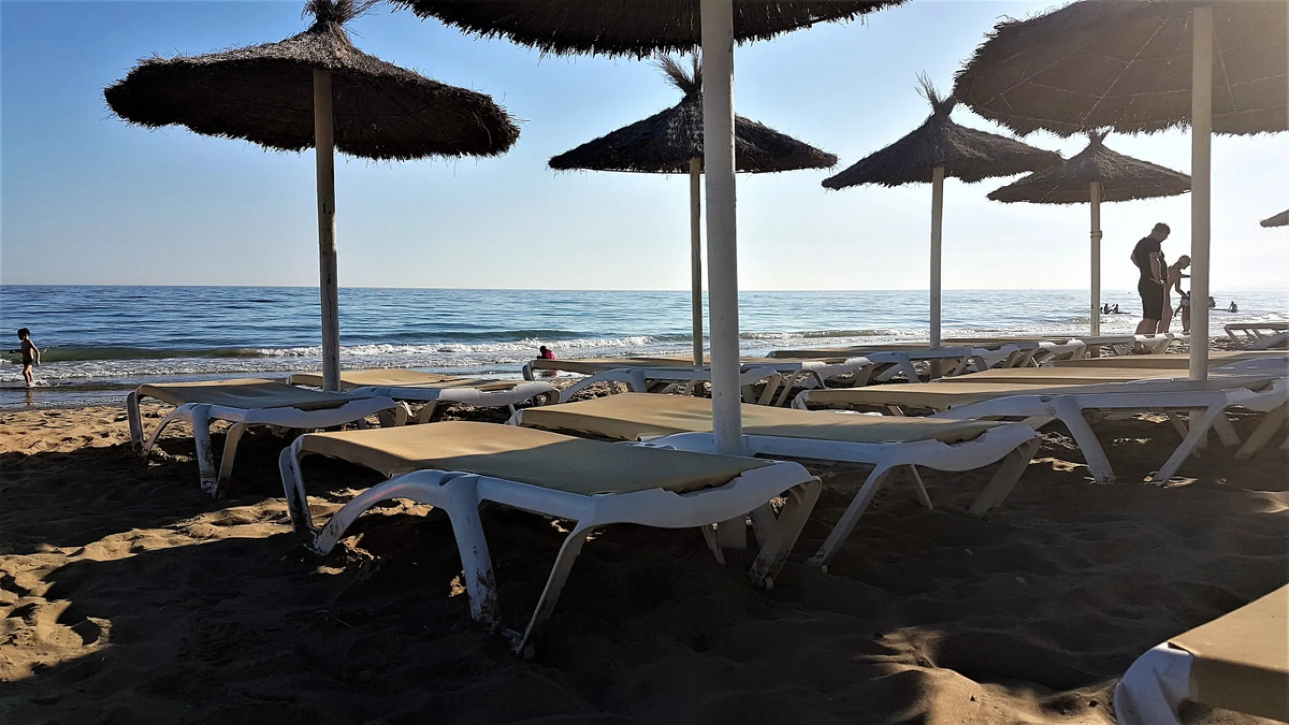 BEAUTIFUL BEACHFRONT APARTMENT WITH FANTASTIC TERRACE ON ONE OF MARBELLA'S BEST BEACHES!!