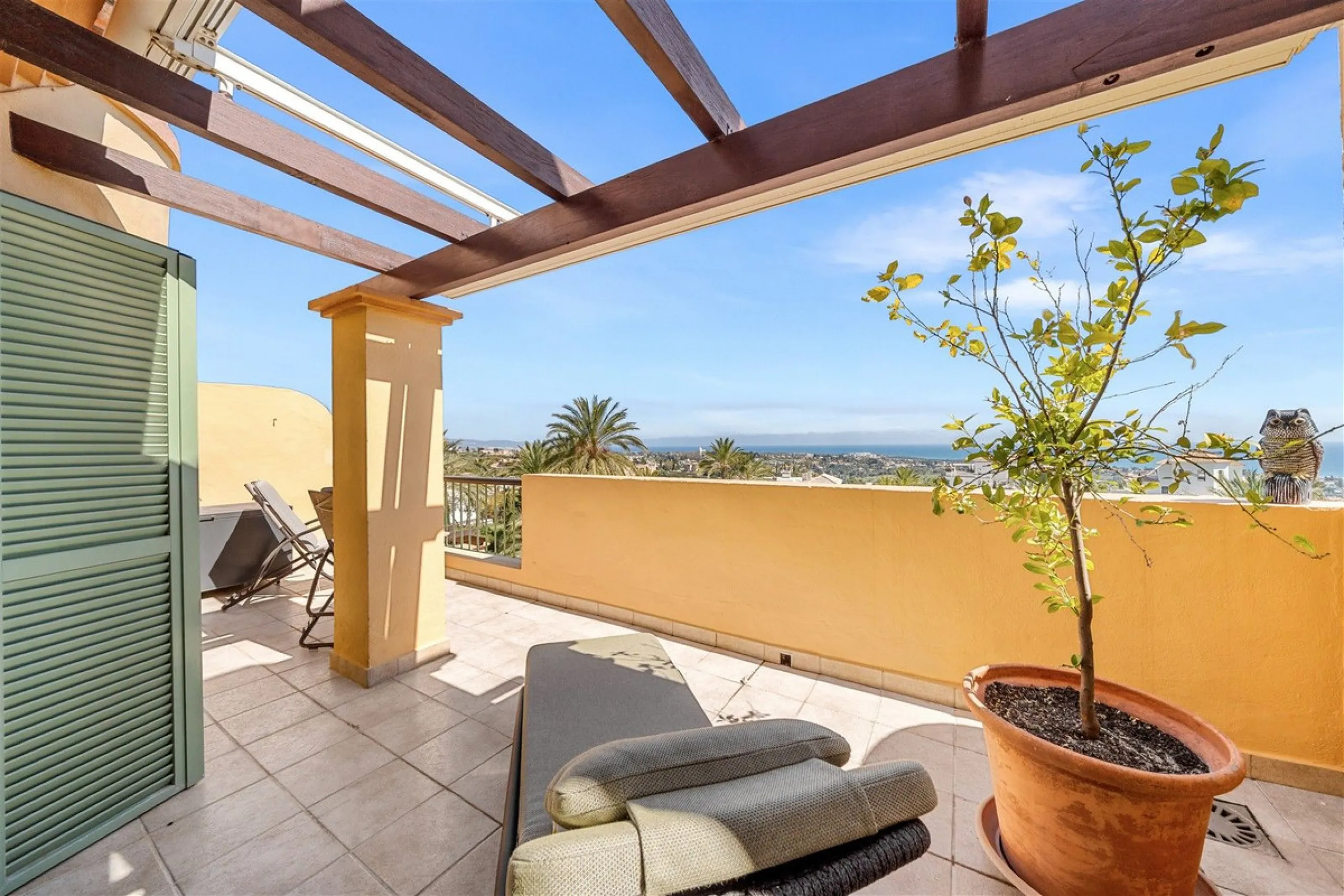 Exceptional panoramic duplex penthouse is located in the prestigious Los Flamingos Golf Resort and offers four bedrooms and two and a half bathrooms, beautifully presented in a refined modern rustic style.
