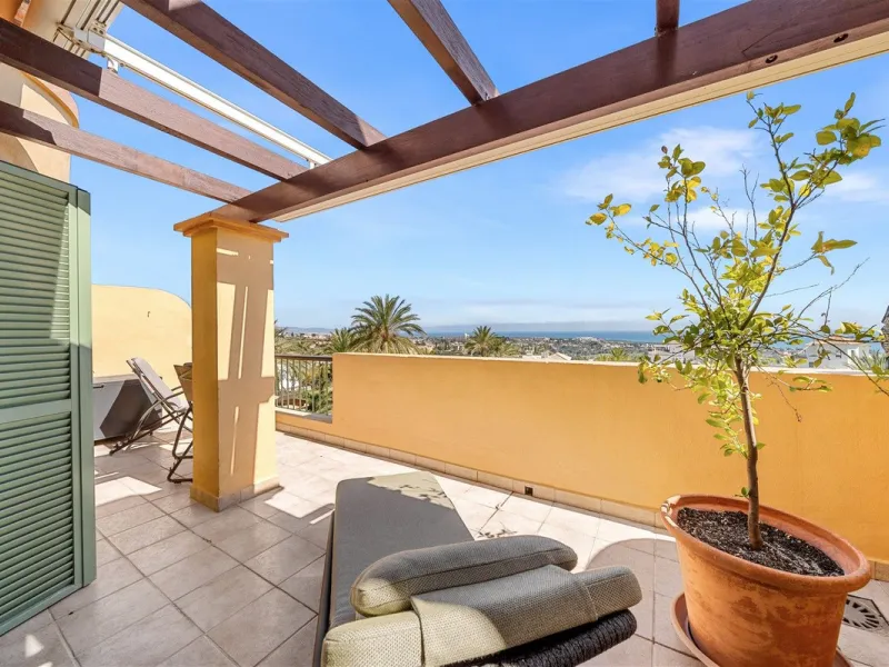 Exceptional panoramic duplex penthouse is located in the prestigious Los Flamingos Golf Resort and offers four bedrooms and two and a half bathrooms, beautifully presented in a refined modern rustic style.