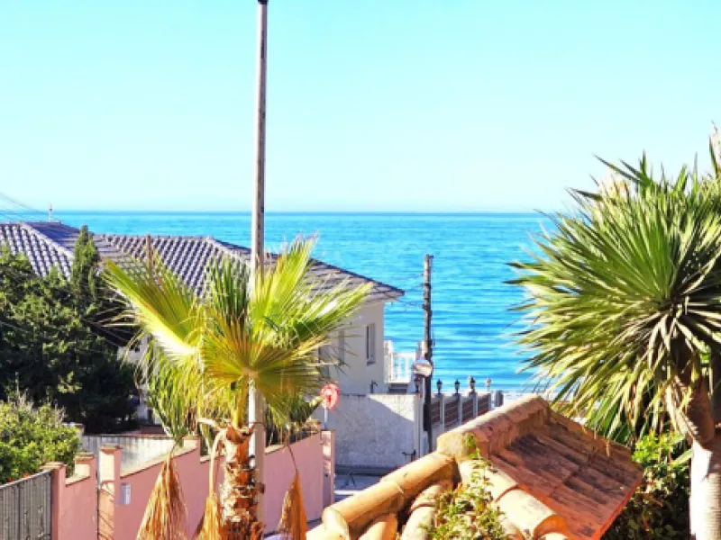 BEAUTIFUL BEACHFRONT APARTMENT WITH FANTASTIC TERRACE ON ONE OF MARBELLA'S BEST BEACHES!!