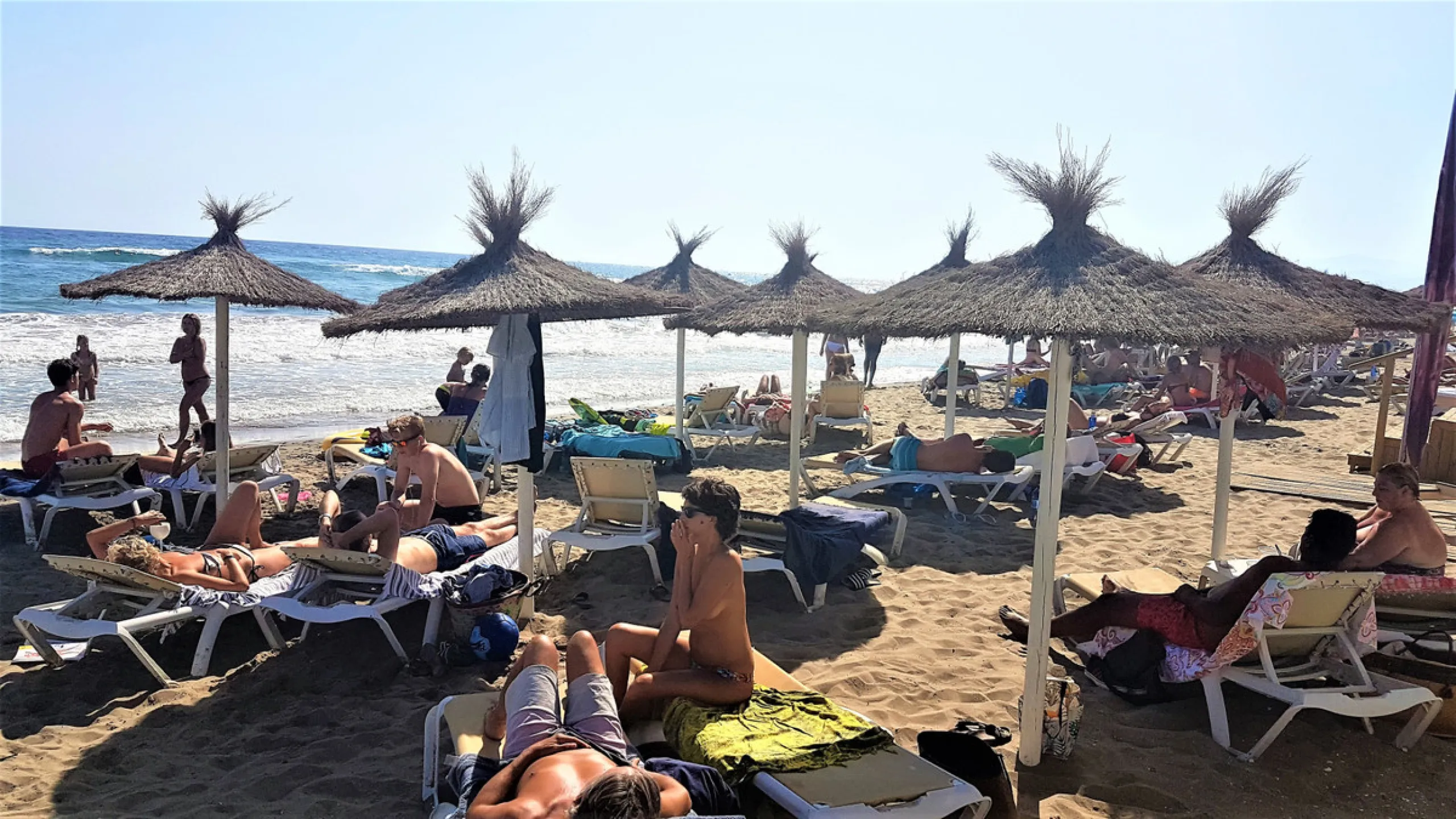BEAUTIFUL BEACHFRONT APARTMENT WITH FANTASTIC TERRACE ON ONE OF MARBELLA'S BEST BEACHES!!