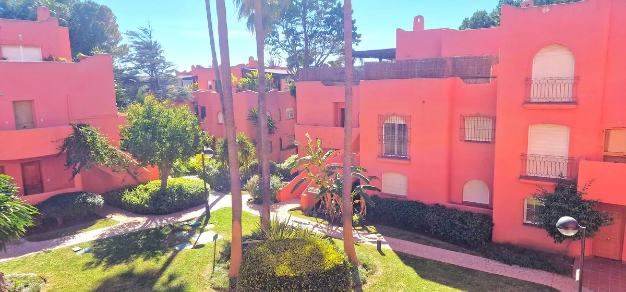 BEAUTIFUL BEACHFRONT APARTMENT WITH FANTASTIC TERRACE ON ONE OF MARBELLA'S BEST BEACHES!!