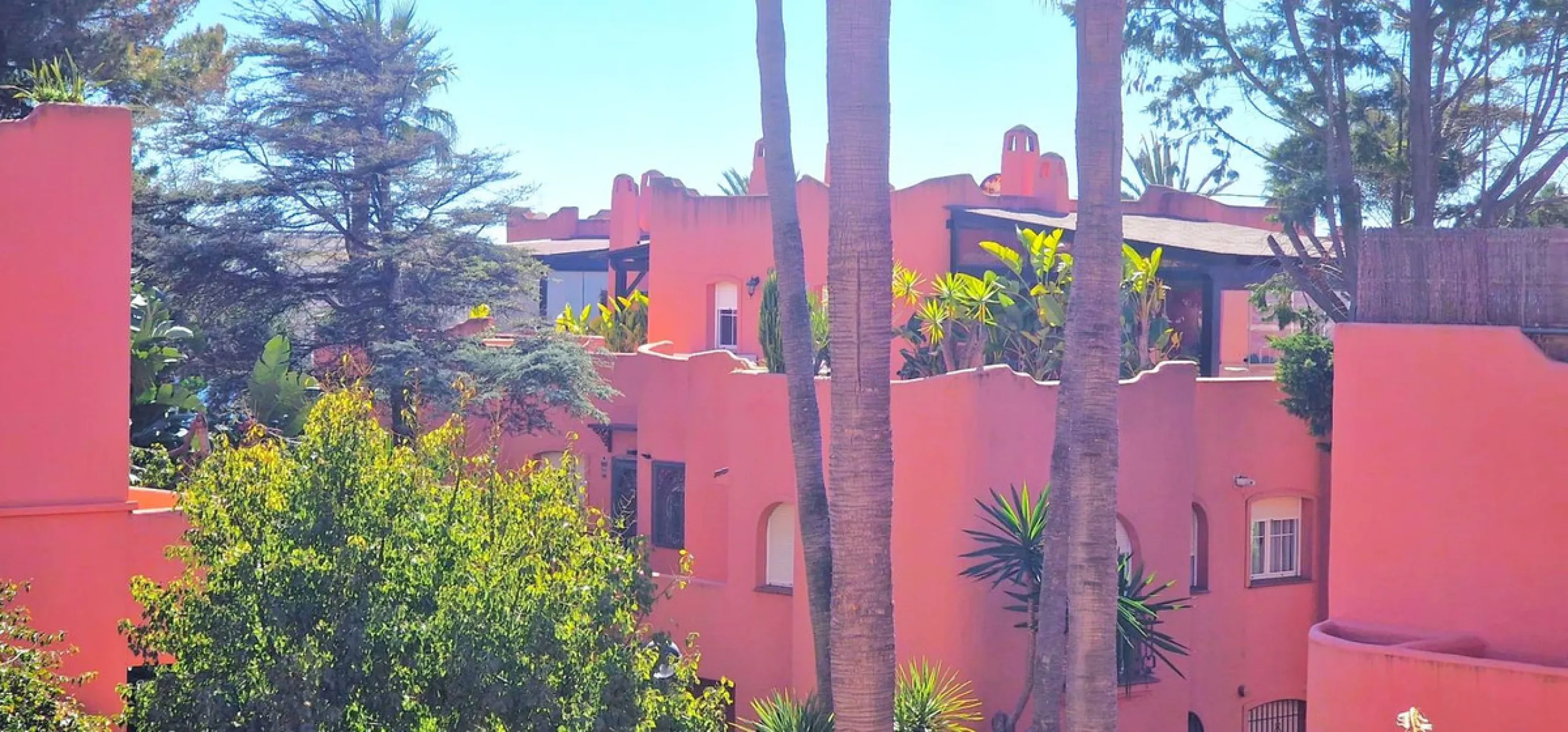 BEAUTIFUL BEACHFRONT APARTMENT WITH FANTASTIC TERRACE ON ONE OF MARBELLA'S BEST BEACHES!!