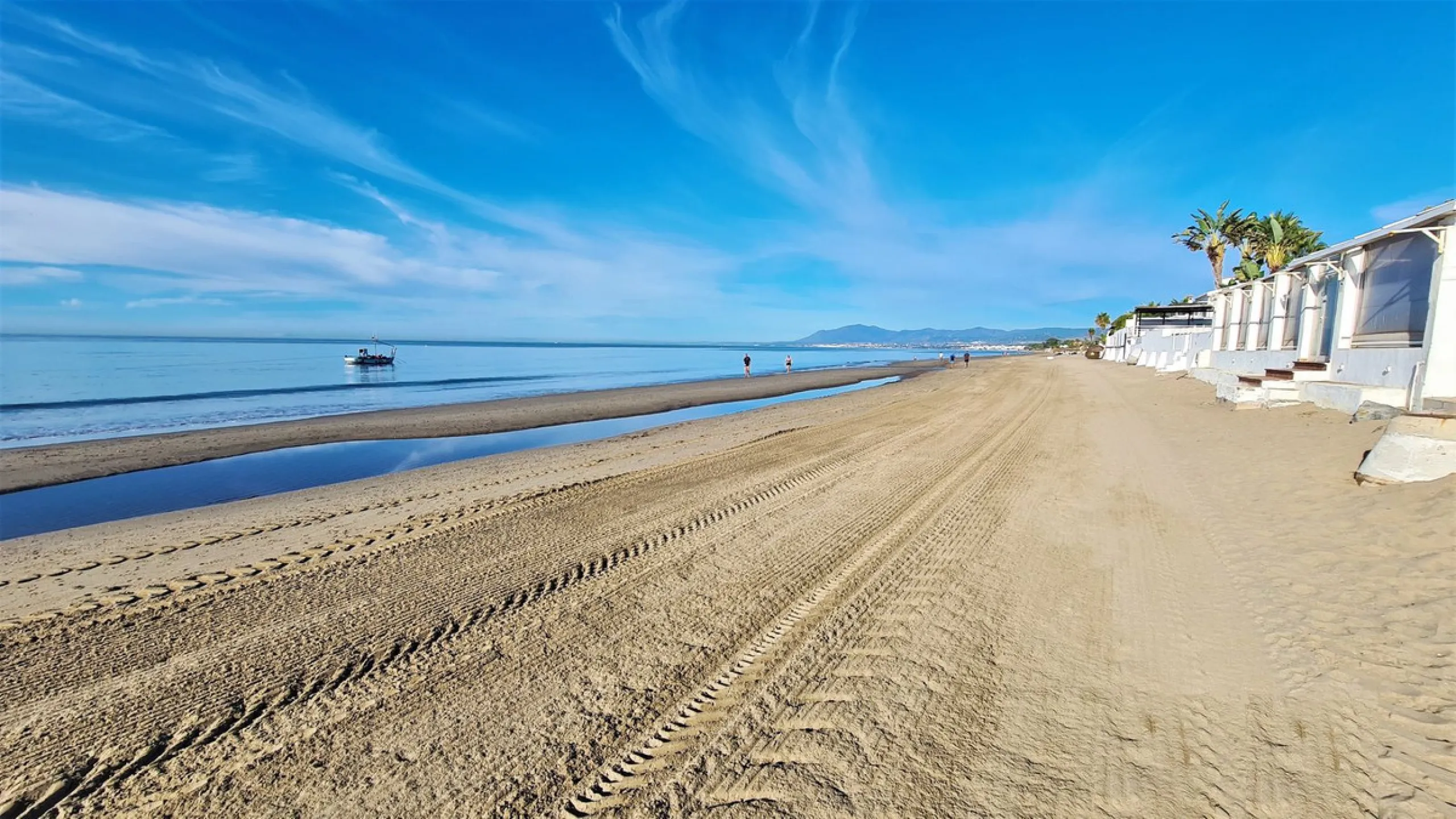 BEAUTIFUL BEACHFRONT APARTMENT WITH FANTASTIC TERRACE ON ONE OF MARBELLA'S BEST BEACHES!!