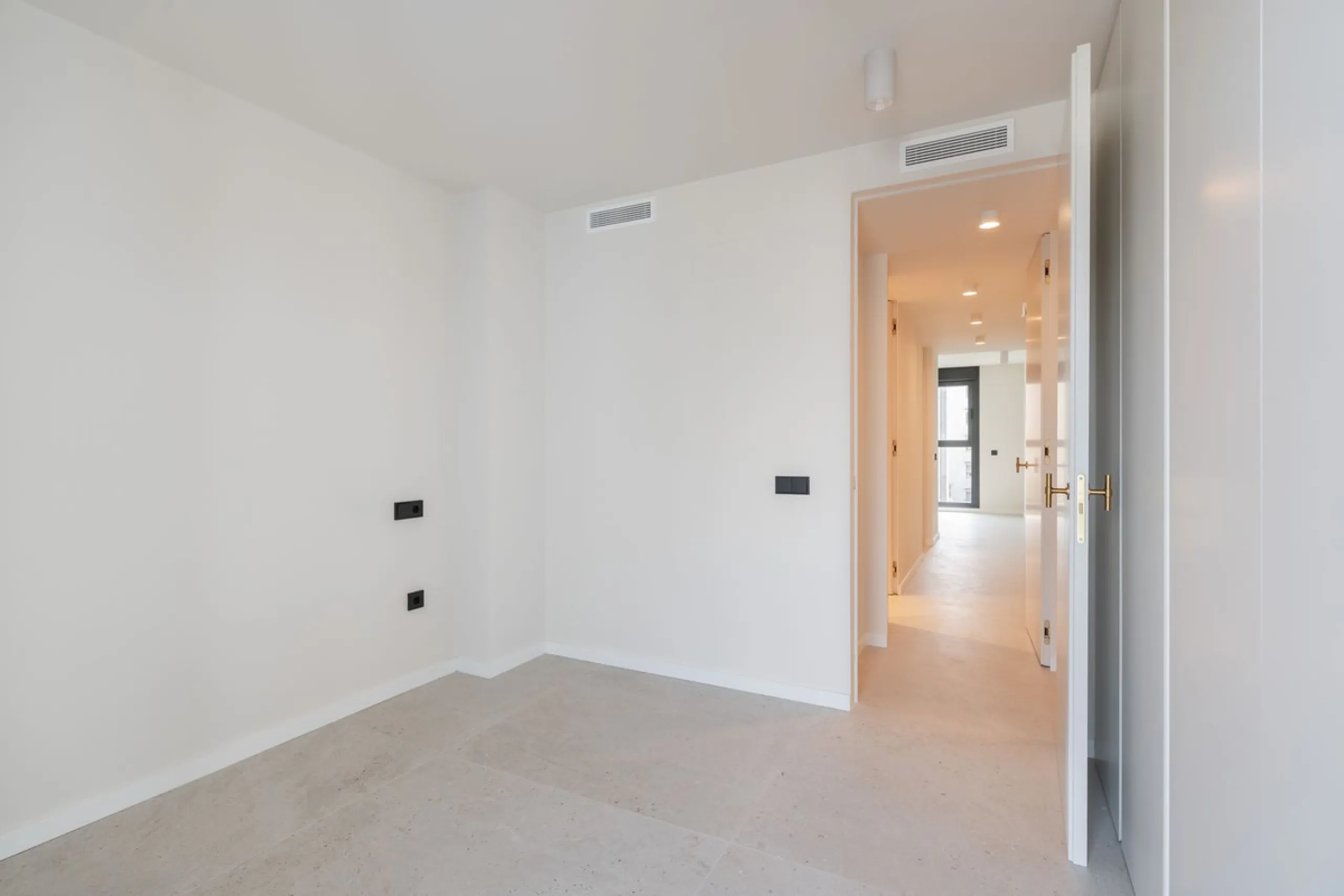 Luxury 3-Bedroom Apartment in the Heart of Marbella – Second Line to the Beach