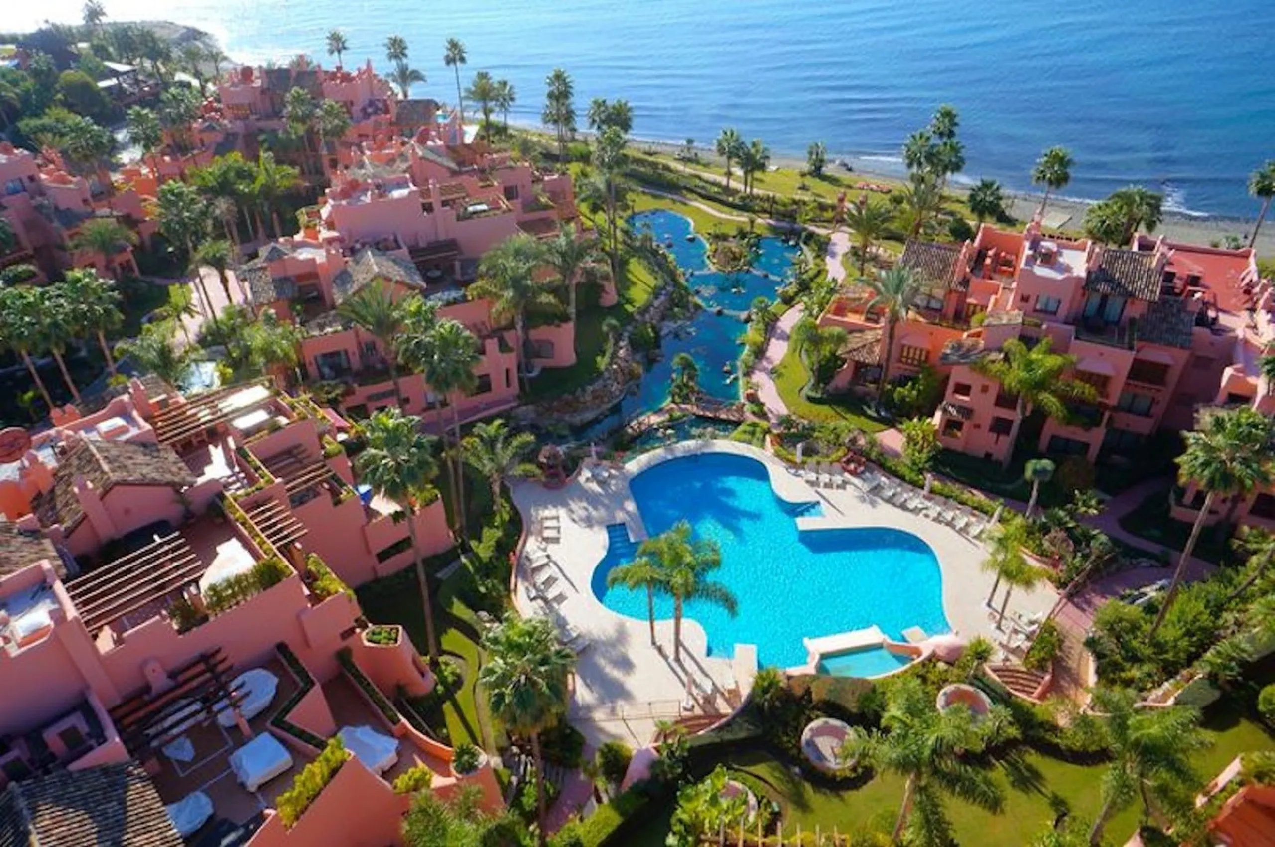 BEACHFRONT 3-BED APARTMENT ON THE NEW GOLDEN MILE