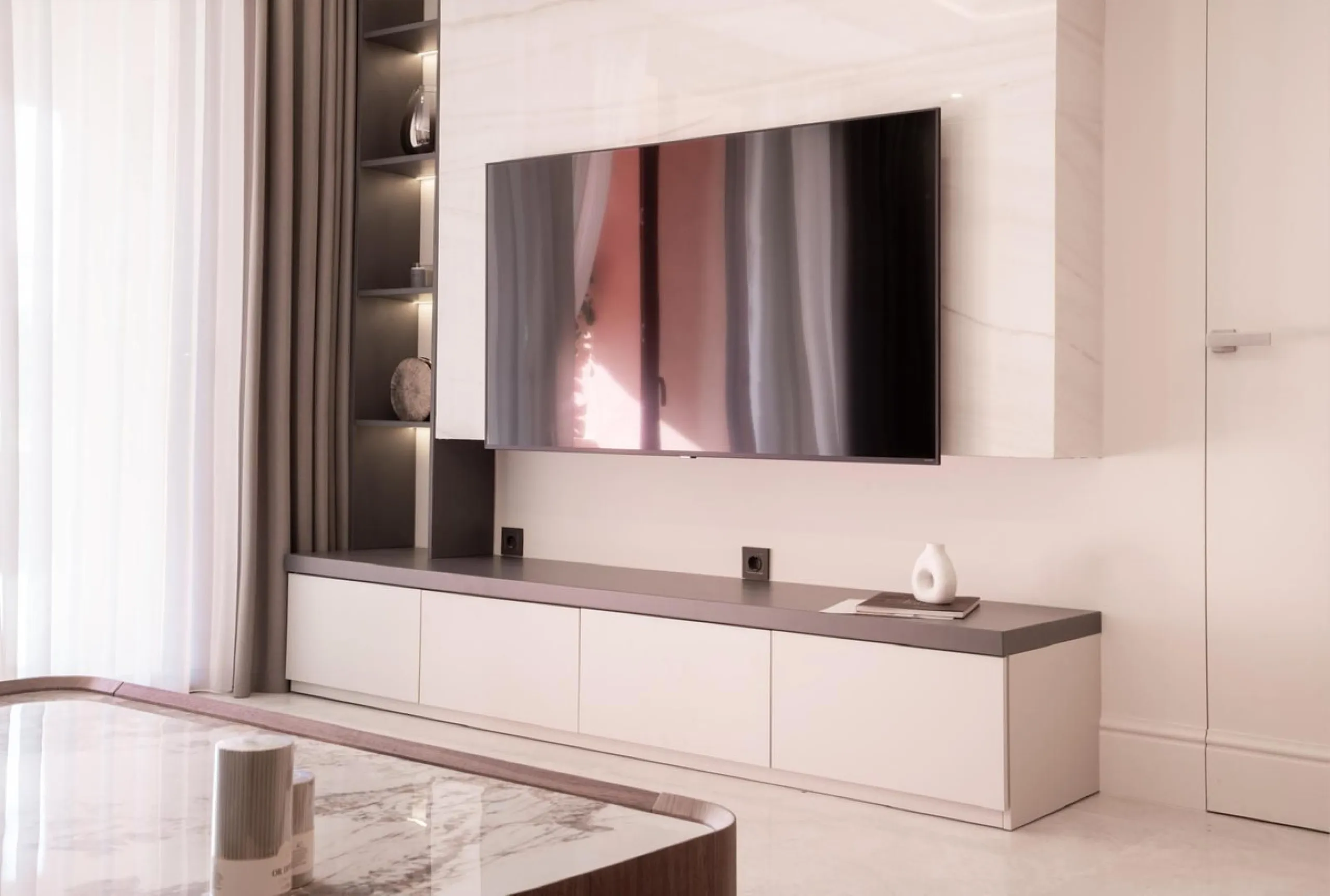 BEACHFRONT 3-BED APARTMENT ON THE NEW GOLDEN MILE