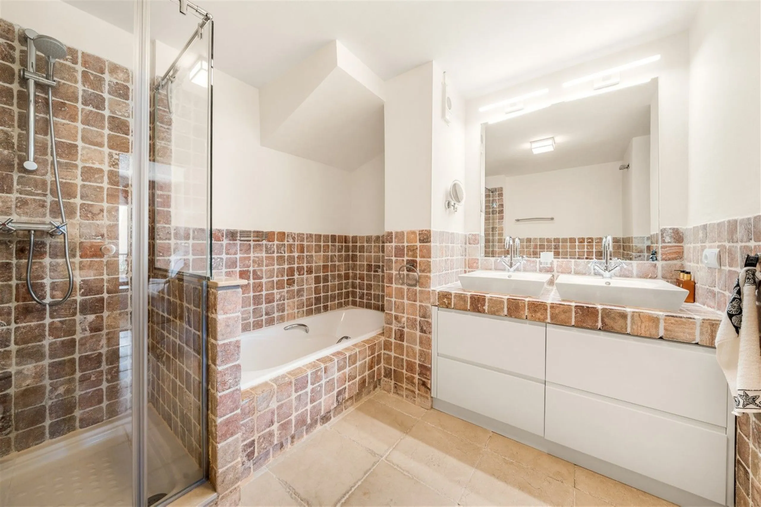 Exceptional panoramic duplex penthouse is located in the prestigious Los Flamingos Golf Resort and offers four bedrooms and two and a half bathrooms, beautifully presented in a refined modern rustic style.