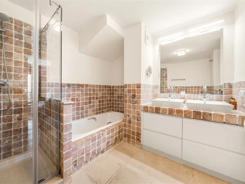 Exceptional panoramic duplex penthouse is located in the prestigious Los Flamingos Golf Resort and offers four bedrooms and two and a half bathrooms, beautifully presented in a refined modern rustic style.