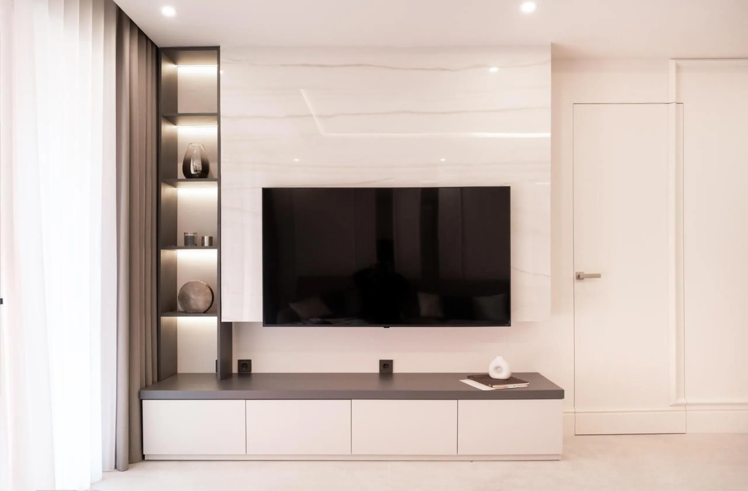 BEACHFRONT 3-BED APARTMENT ON THE NEW GOLDEN MILE