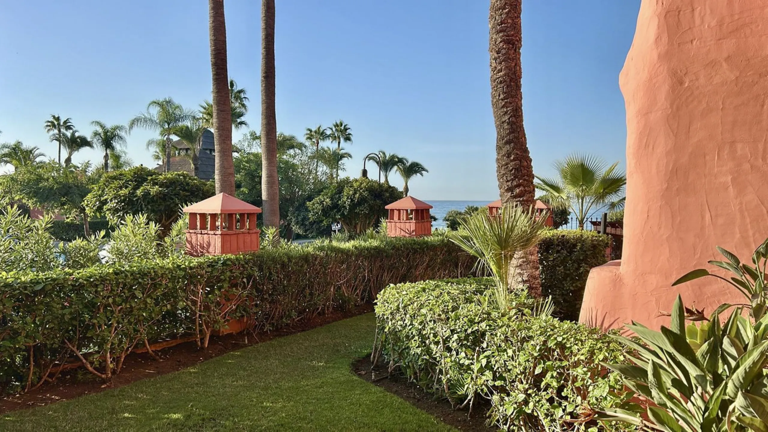 BEACHFRONT 3-BED APARTMENT ON THE NEW GOLDEN MILE