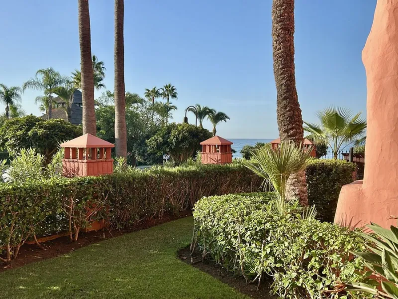 BEACHFRONT 3-BED APARTMENT ON THE NEW GOLDEN MILE