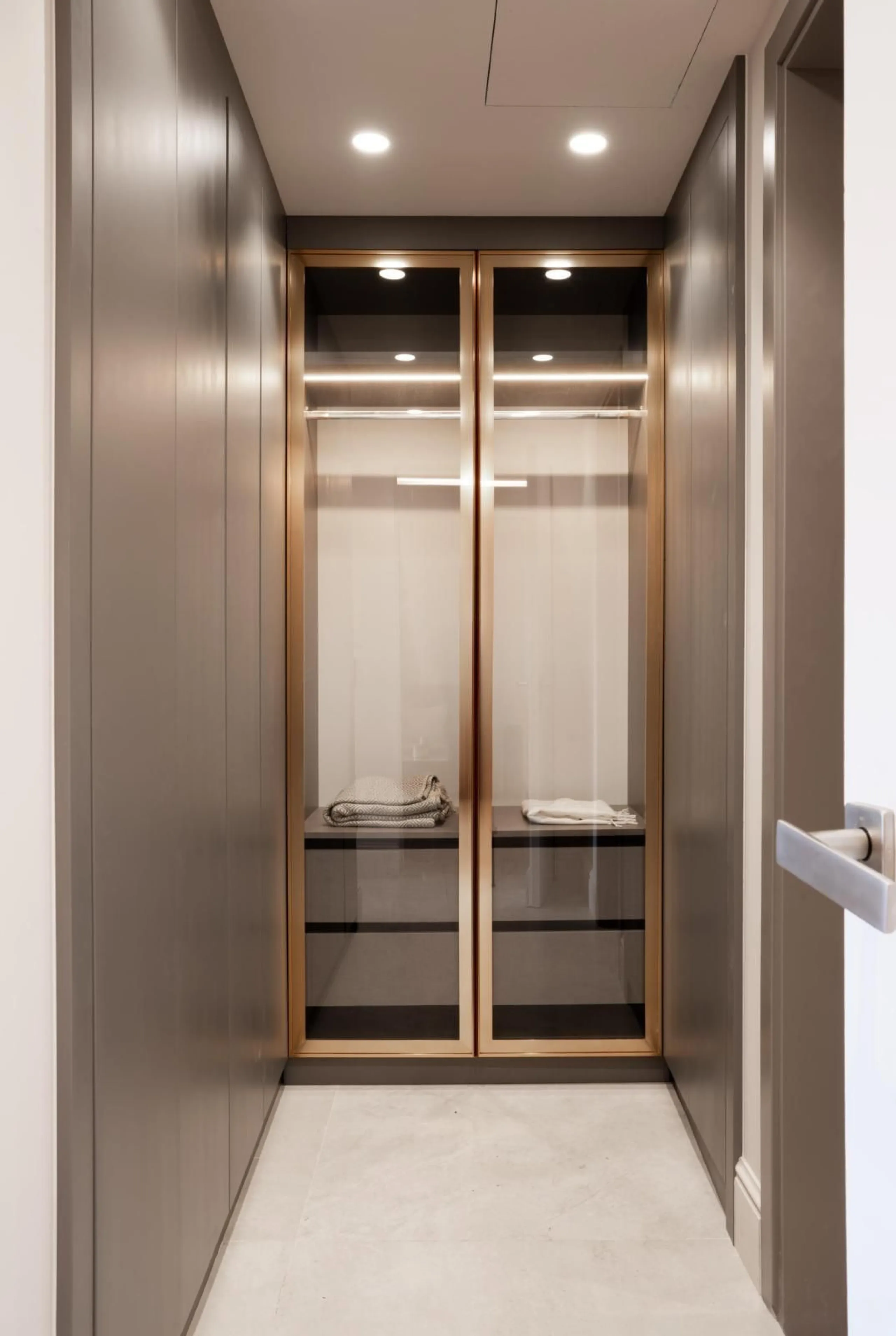 BEACHFRONT 3-BED APARTMENT ON THE NEW GOLDEN MILE