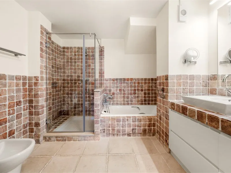 Exceptional panoramic duplex penthouse is located in the prestigious Los Flamingos Golf Resort and offers four bedrooms and two and a half bathrooms, beautifully presented in a refined modern rustic style.