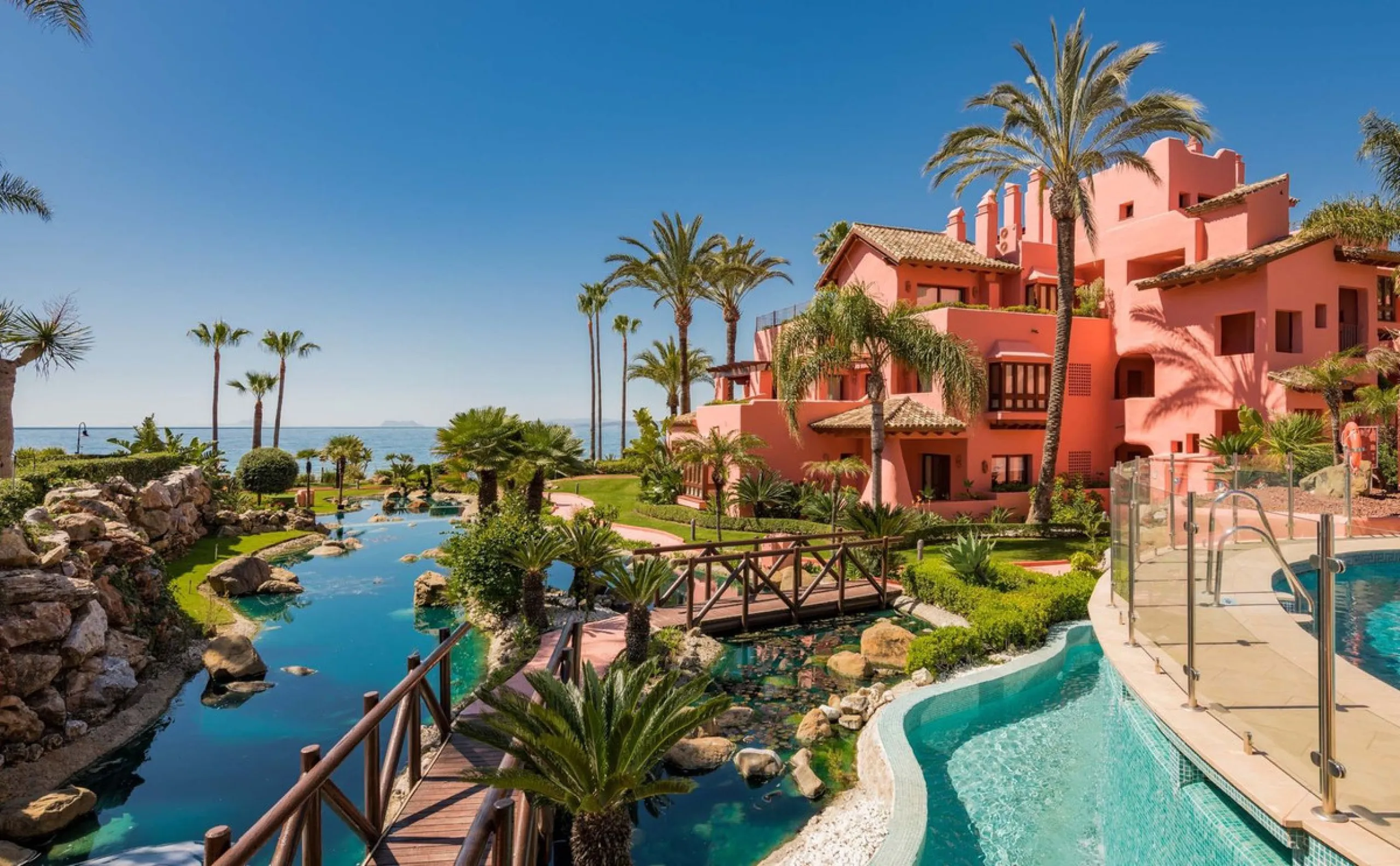 BEACHFRONT 3-BED APARTMENT ON THE NEW GOLDEN MILE