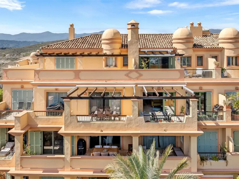 Exceptional panoramic duplex penthouse is located in the prestigious Los Flamingos Golf Resort and offers four bedrooms and two and a half bathrooms, beautifully presented in a refined modern rustic style.