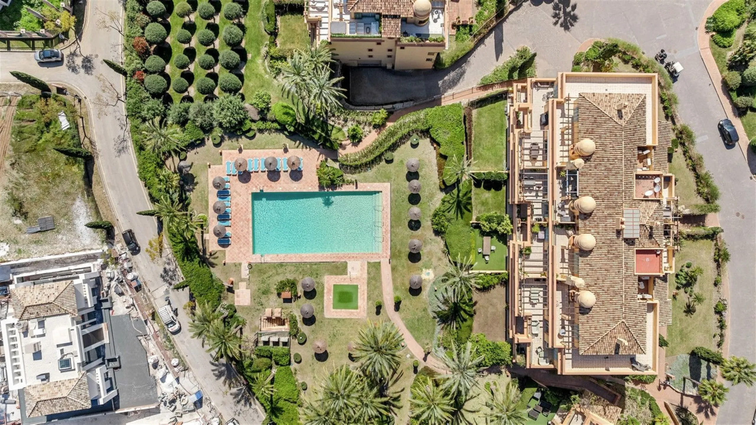 Exceptional panoramic duplex penthouse is located in the prestigious Los Flamingos Golf Resort and offers four bedrooms and two and a half bathrooms, beautifully presented in a refined modern rustic style.