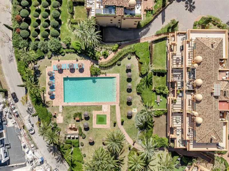 Exceptional panoramic duplex penthouse is located in the prestigious Los Flamingos Golf Resort and offers four bedrooms and two and a half bathrooms, beautifully presented in a refined modern rustic style.