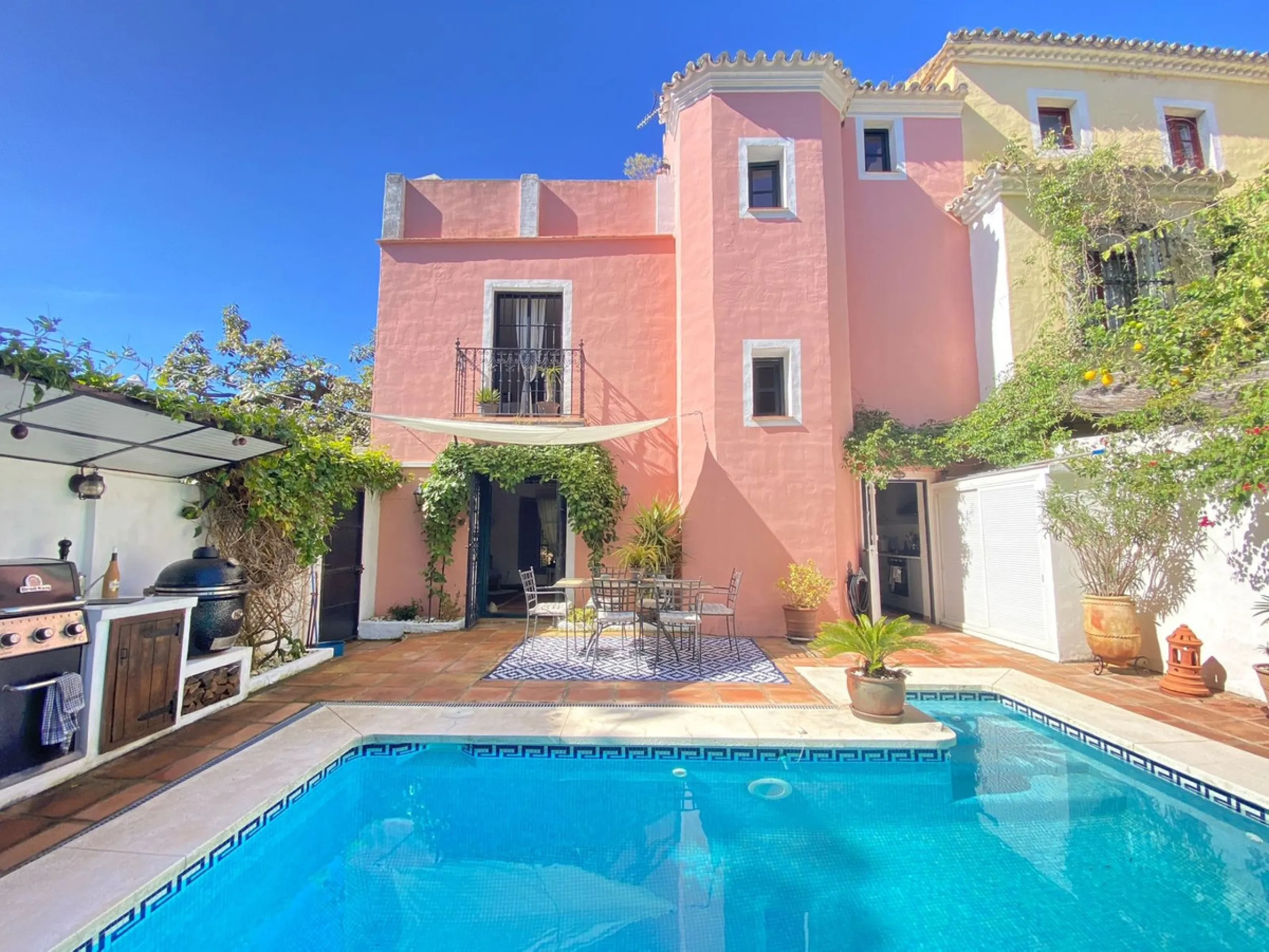 House - Semi-Detached House в продаже в Marbella, Málaga. В доме 3 спален и 2 ванных комнат. Площадь дома 107 м². Площадь участка 125 м²