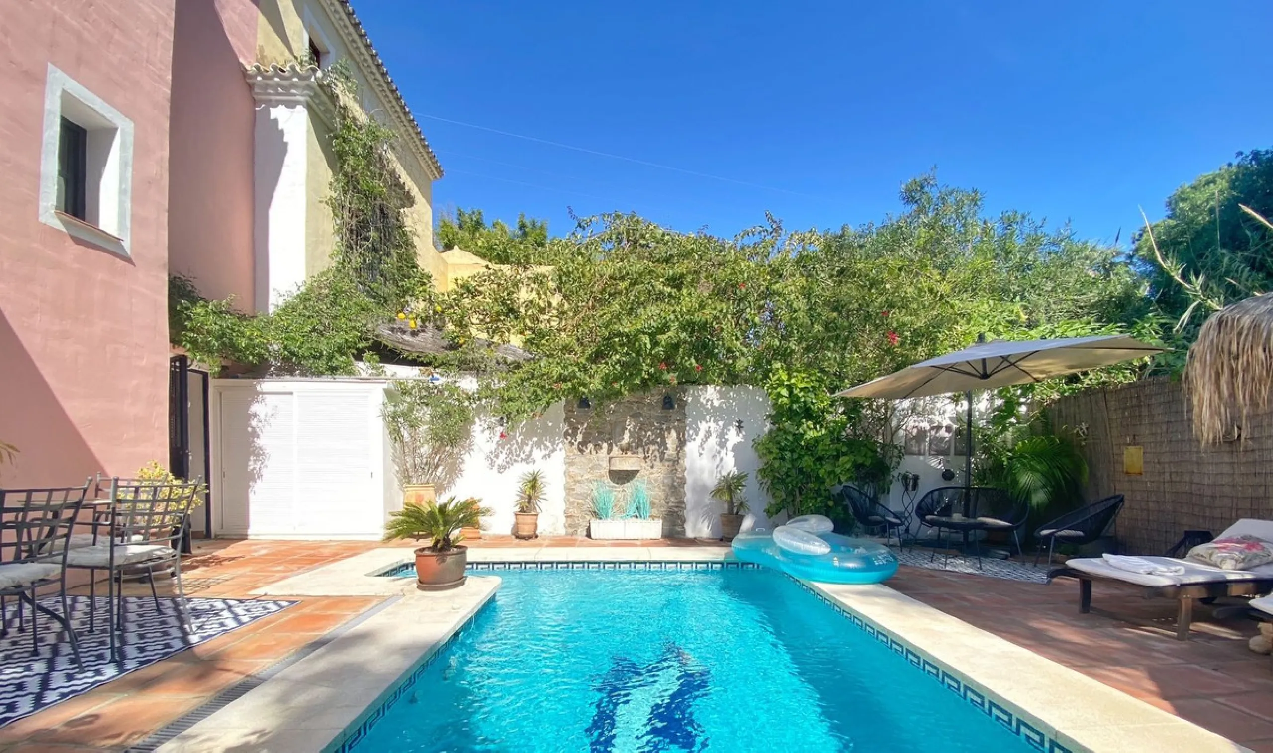 House - Semi-Detached House в продаже в Marbella, Málaga. В доме 3 спален и 2 ванных комнат. Площадь дома 107 м². Площадь участка 125 м²