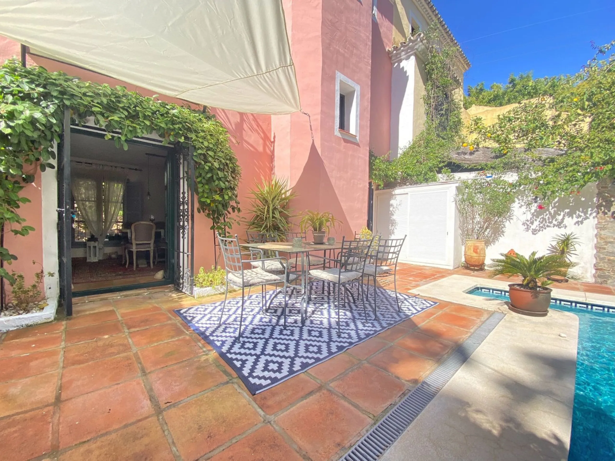 House - Semi-Detached House в продаже в Marbella, Málaga. В доме 3 спален и 2 ванных комнат. Площадь дома 107 м². Площадь участка 125 м²