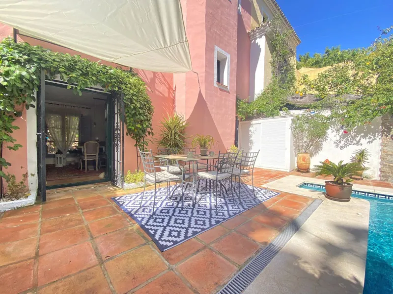 House - Semi-Detached House в продаже в Marbella, Málaga. В доме 3 спален и 2 ванных комнат. Площадь дома 107 м². Площадь участка 125 м²
