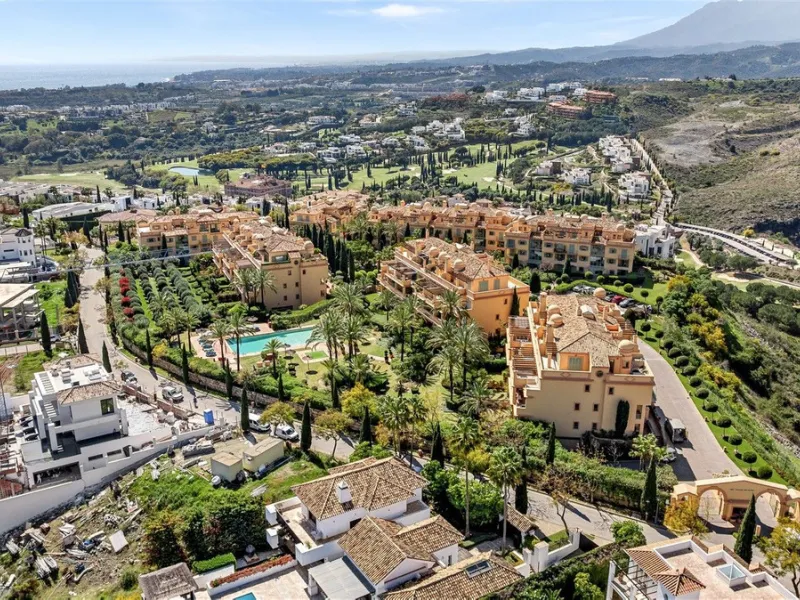 Exceptional panoramic duplex penthouse is located in the prestigious Los Flamingos Golf Resort and offers four bedrooms and two and a half bathrooms, beautifully presented in a refined modern rustic style.