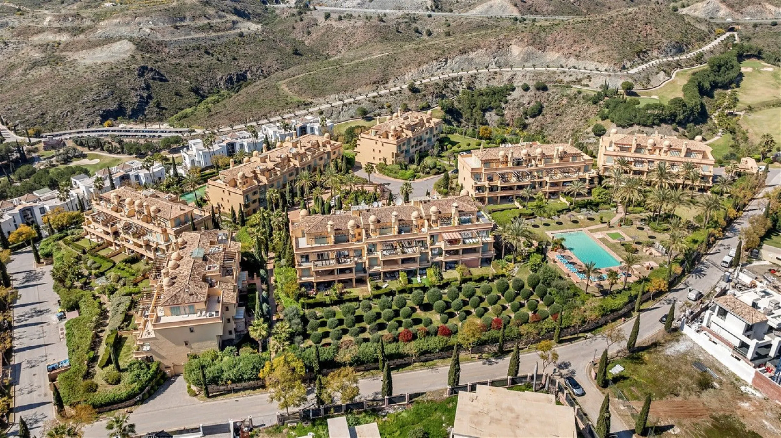 Exceptional panoramic duplex penthouse is located in the prestigious Los Flamingos Golf Resort and offers four bedrooms and two and a half bathrooms, beautifully presented in a refined modern rustic style.