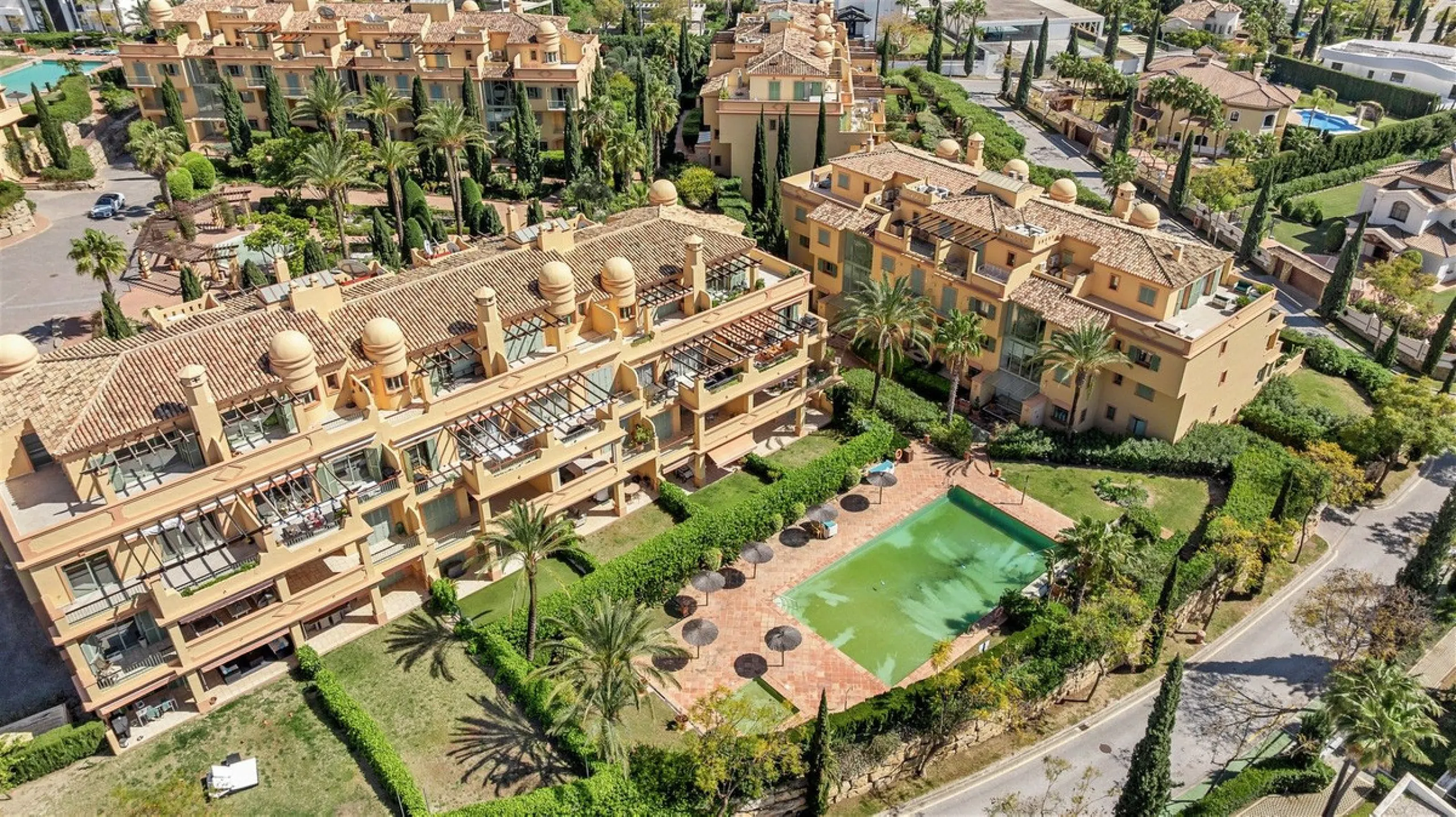 Exceptional panoramic duplex penthouse is located in the prestigious Los Flamingos Golf Resort and offers four bedrooms and two and a half bathrooms, beautifully presented in a refined modern rustic style.