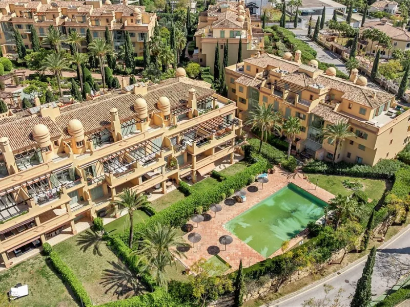 Exceptional panoramic duplex penthouse is located in the prestigious Los Flamingos Golf Resort and offers four bedrooms and two and a half bathrooms, beautifully presented in a refined modern rustic style.