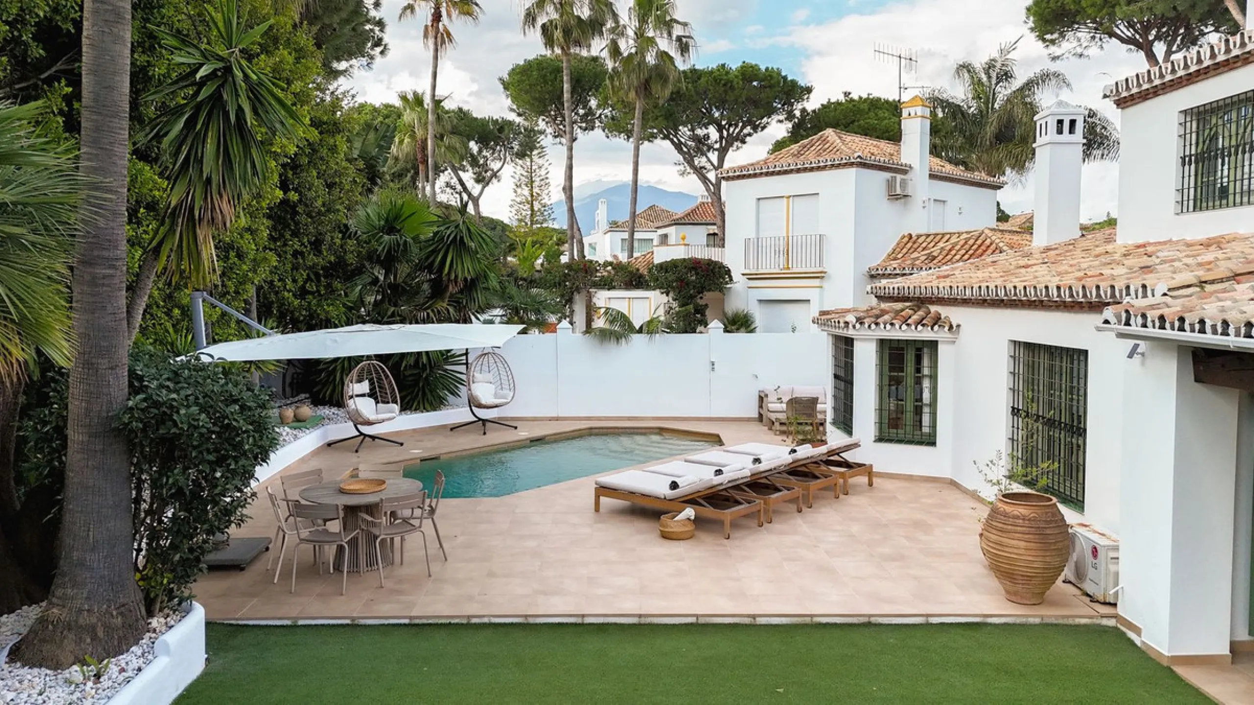 Exclusive Detached Beachside Villa - renovated in 2021