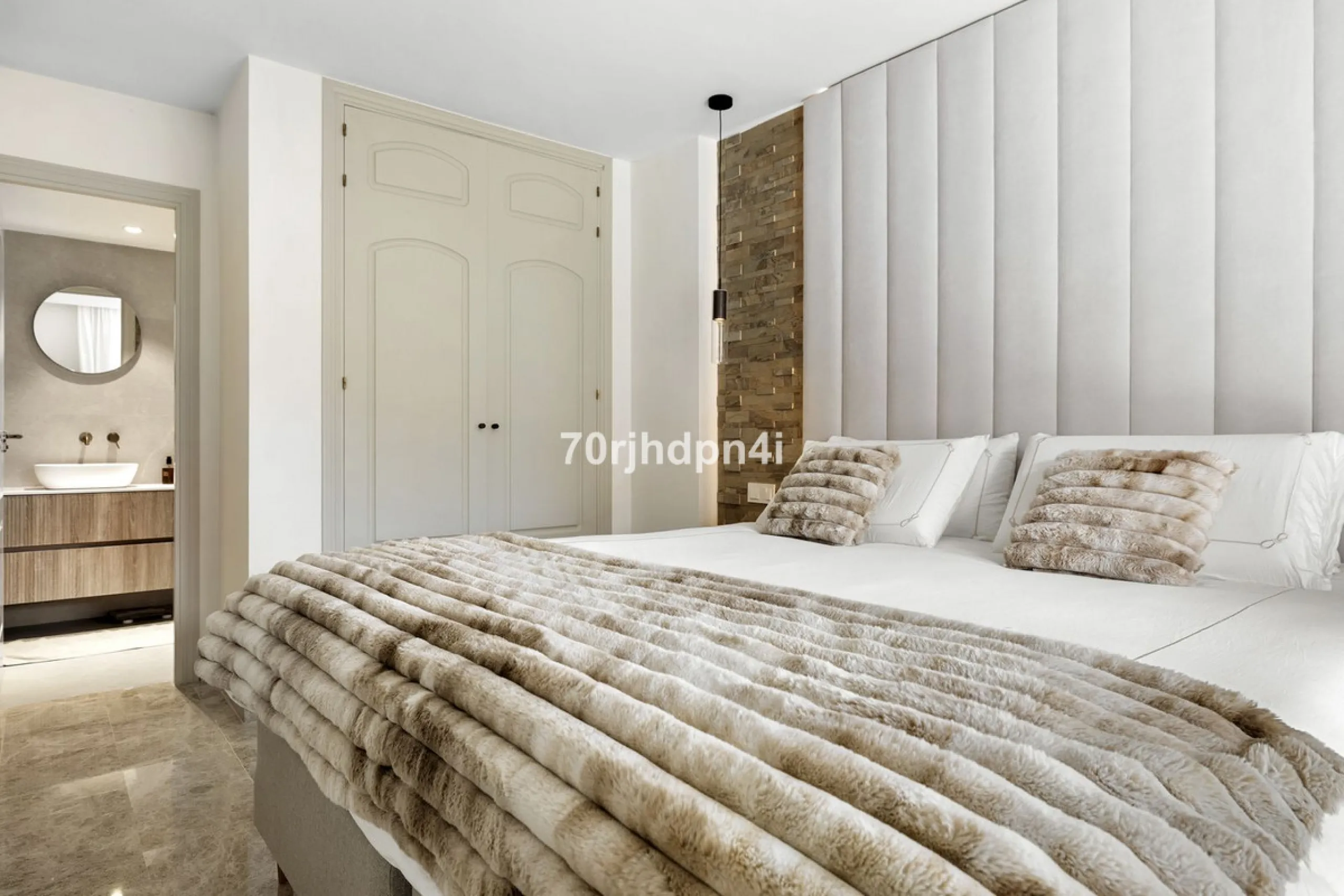 Fully Renovated Ground Floor Apartment in a Prime Location in Nueva Andalucía