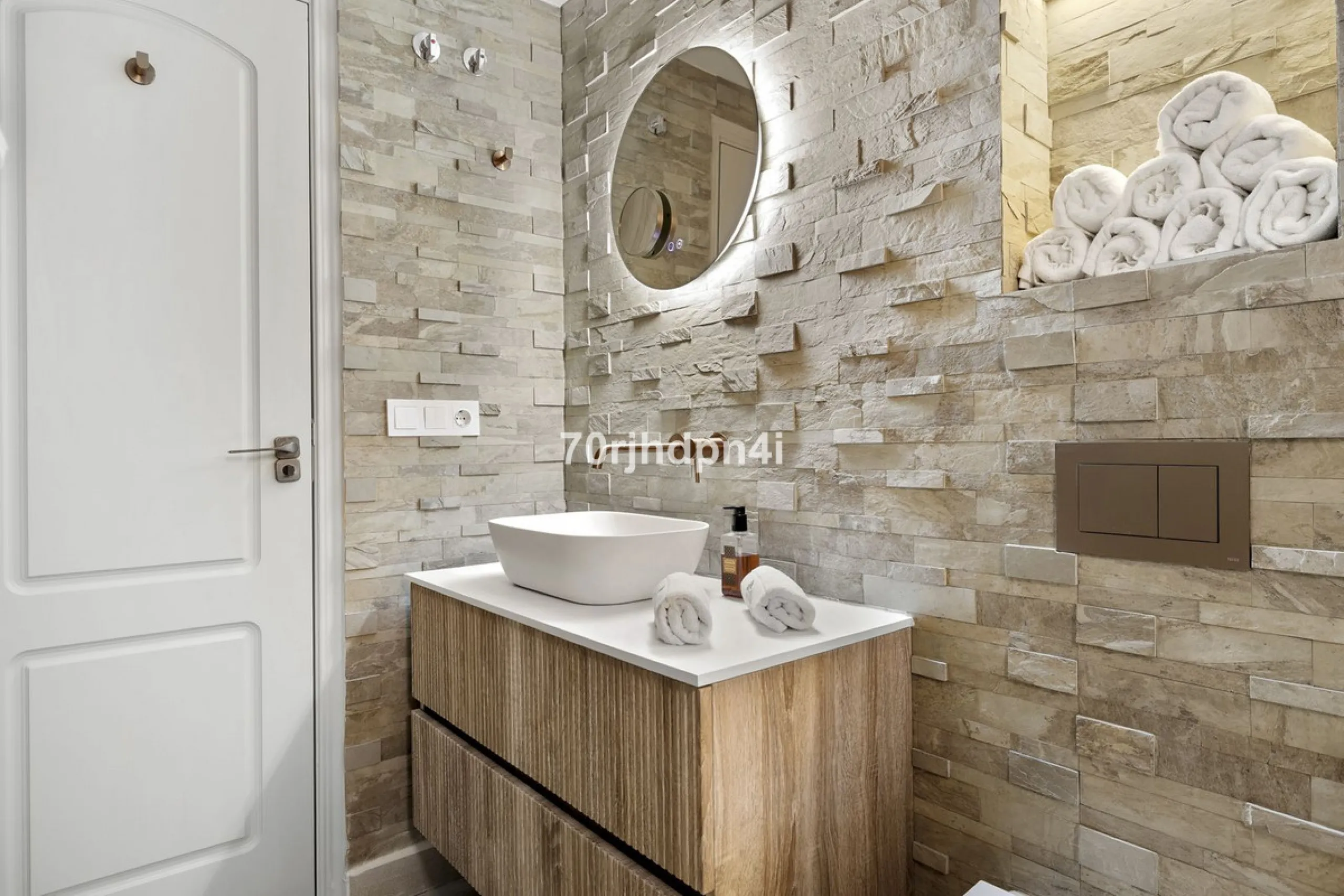 Fully Renovated Ground Floor Apartment in a Prime Location in Nueva Andalucía