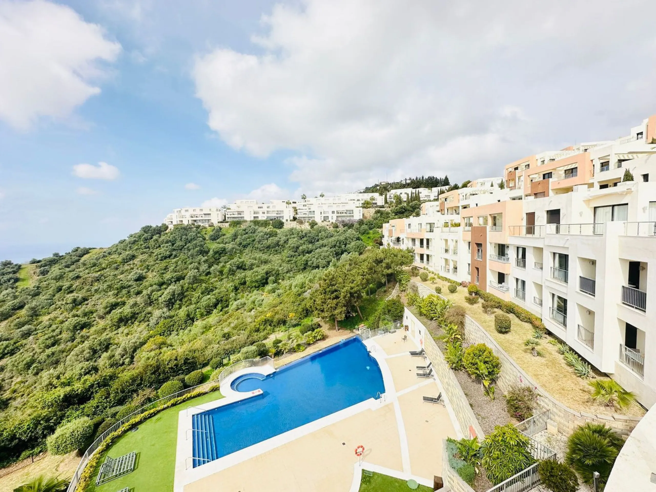 Apartment - Penthouse в продаже в Marbella, Málaga. В доме 3 спален и 3 ванных комнат. Площадь дома 139 м²