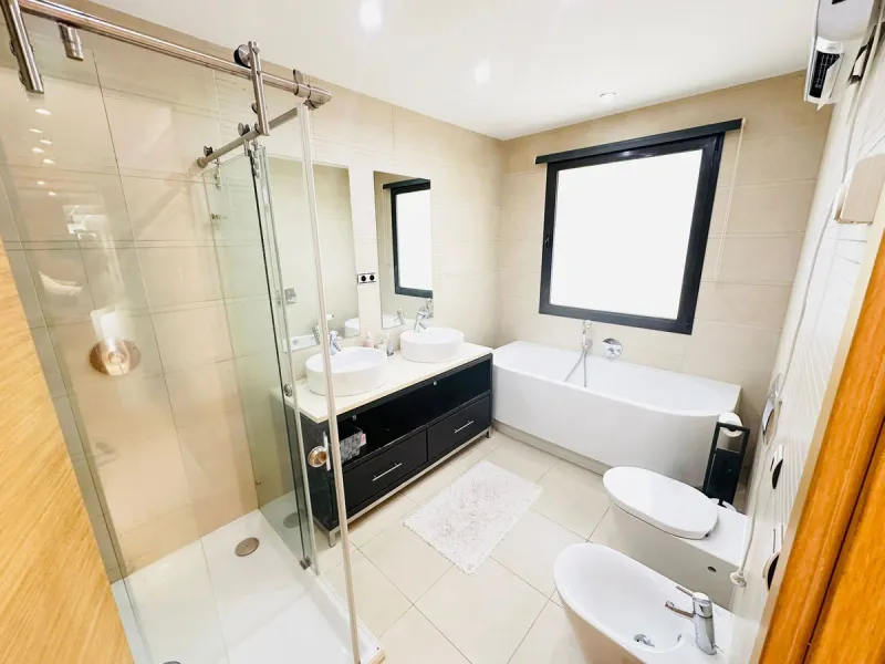 Apartment - Penthouse в продаже в Marbella, Málaga. В доме 3 спален и 3 ванных комнат. Площадь дома 139 м²