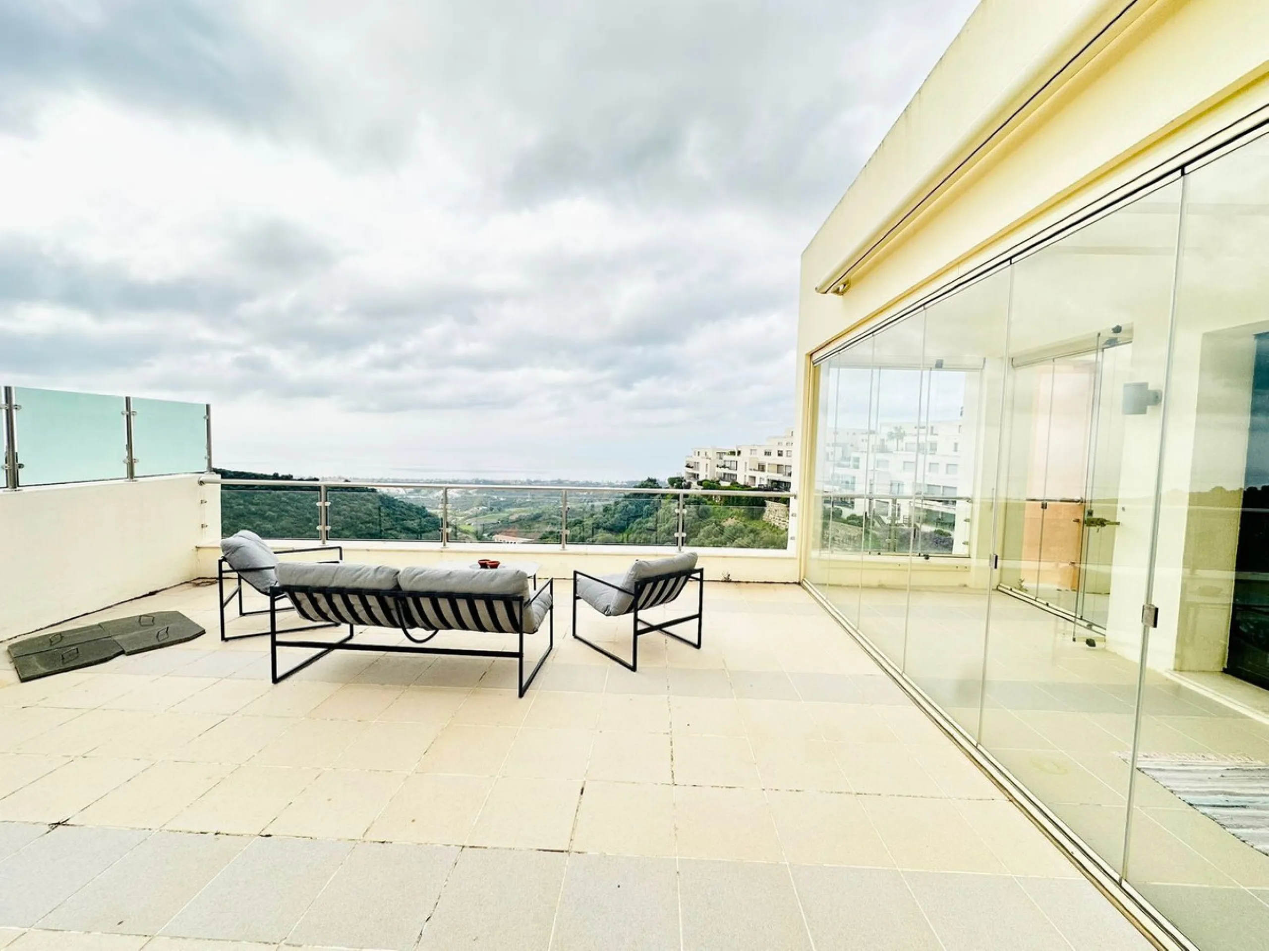 Apartment - Penthouse в продаже в Marbella, Málaga. В доме 3 спален и 3 ванных комнат. Площадь дома 139 м²