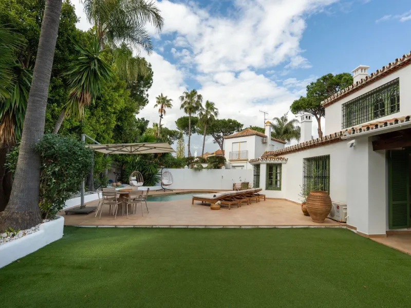 Exclusive Detached Beachside Villa - renovated in 2021